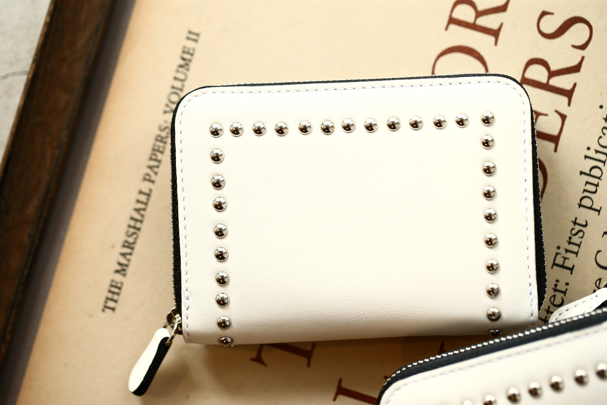 J&M DAVIDSON (ジェイアンドエムデヴィッドソン) JET SET COLLECTION (ジェットセット コレクション) SMALL ZIP PURSE WITH STUDS (スモール ジップ パース ウィズ スタッズ) 10131N CALF LEATHER (カーフレザー) 折財布 ショートウォレット NEW WHITE (ニューホワイト・0150) Made in spain (スペイン製) 2018 秋冬新作 jmdavidson 愛知 名古屋 Alto e Diritto アルト エ デリット