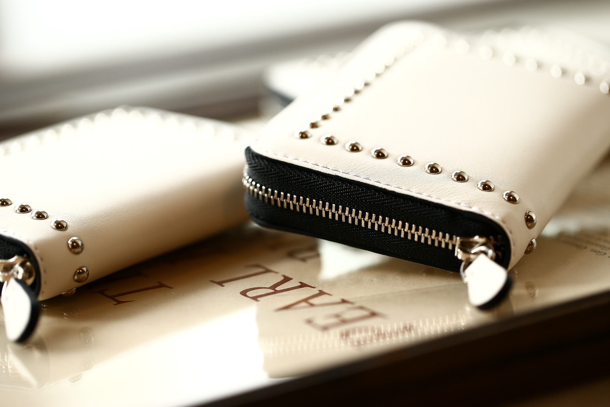 J&M DAVIDSON (ジェイアンドエムデヴィッドソン) JET SET COLLECTION (ジェットセット コレクション) SMALL ZIP PURSE WITH STUDS (スモール ジップ パース ウィズ スタッズ) 10131N CALF LEATHER (カーフレザー) 折財布 ショートウォレット NEW WHITE (ニューホワイト・0150) Made in spain (スペイン製) 2018 秋冬新作 jmdavidson 愛知 名古屋 Alto e Diritto アルト エ デリット