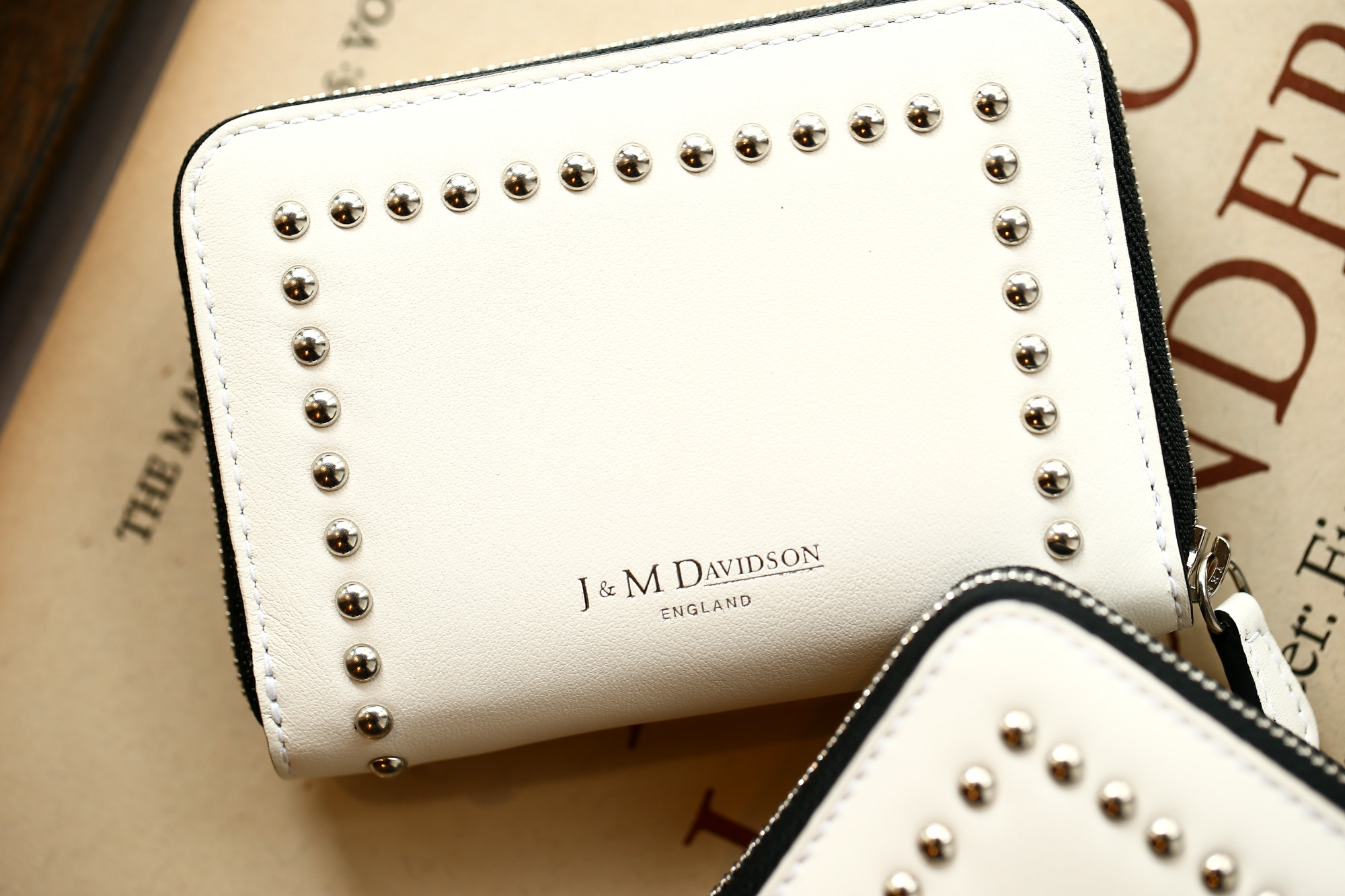 J&M DAVIDSON (ジェイアンドエムデヴィッドソン) JET SET COLLECTION (ジェットセット コレクション) SMALL ZIP PURSE WITH STUDS (スモール ジップ パース ウィズ スタッズ) 10131N CALF LEATHER (カーフレザー) 折財布 ショートウォレット NEW WHITE (ニューホワイト・0150) Made in spain (スペイン製) 2018 秋冬新作 jmdavidson 愛知 名古屋 Alto e Diritto アルト エ デリット