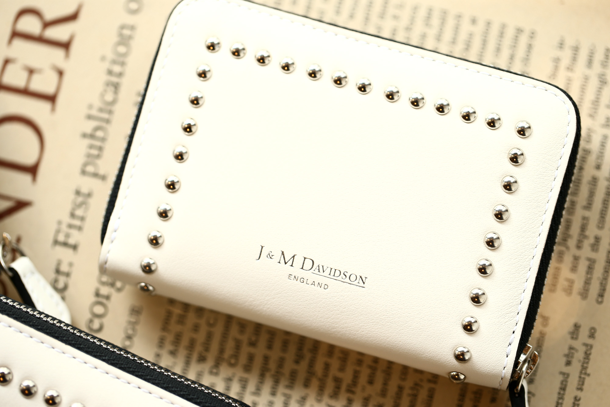 J&M DAVIDSON (ジェイアンドエムデヴィッドソン) JET SET COLLECTION (ジェットセット コレクション) SMALL ZIP PURSE WITH STUDS (スモール ジップ パース ウィズ スタッズ) 10131N CALF LEATHER (カーフレザー) 折財布 ショートウォレット NEW WHITE (ニューホワイト・0150) Made in spain (スペイン製) 2018 秋冬新作 jmdavidson 愛知 名古屋 Alto e Diritto アルト エ デリット