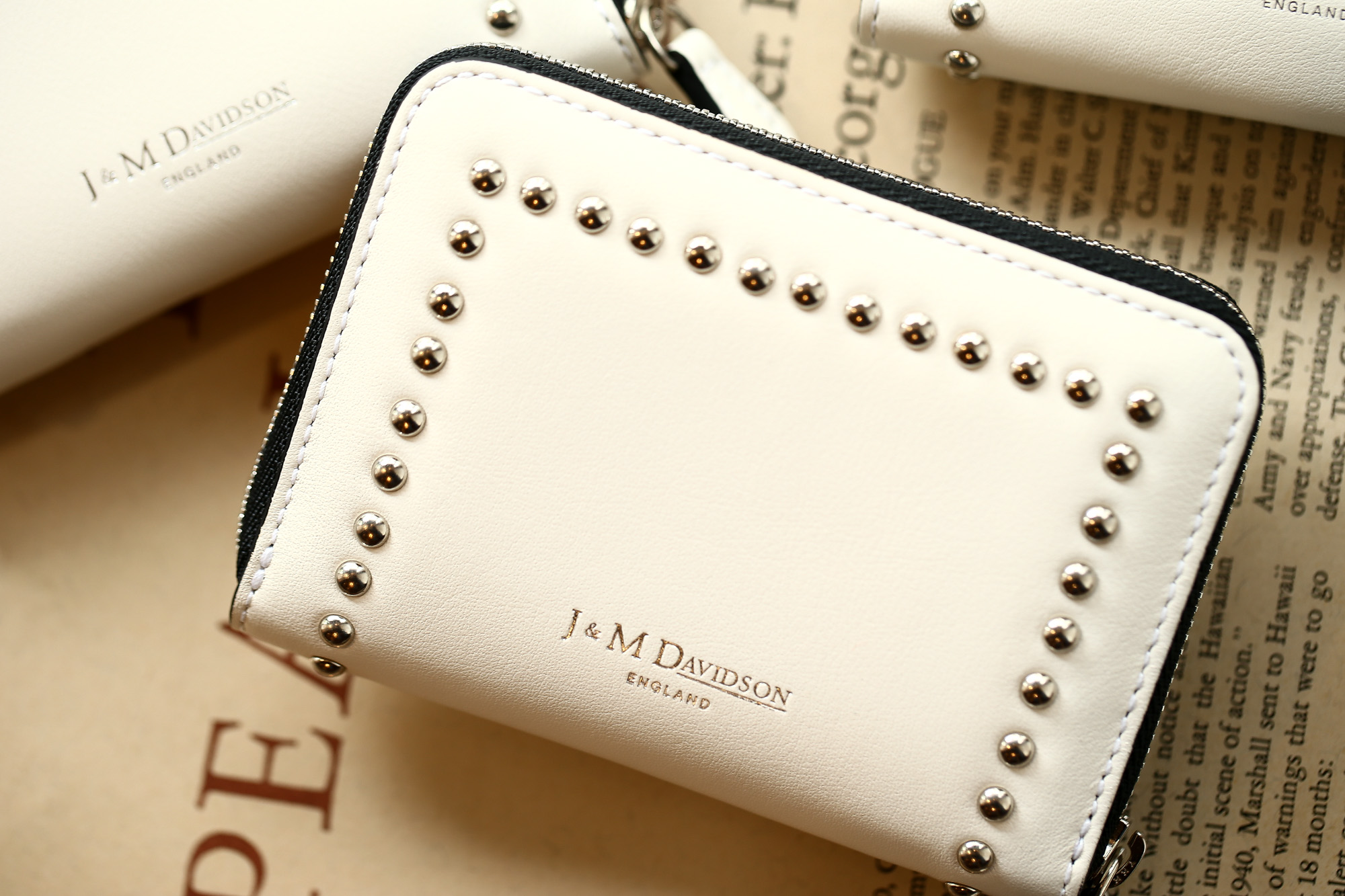 J&M DAVIDSON (ジェイアンドエムデヴィッドソン) JET SET COLLECTION (ジェットセット コレクション) SMALL ZIP PURSE WITH STUDS (スモール ジップ パース ウィズ スタッズ) 10131N CALF LEATHER (カーフレザー) 折財布 ショートウォレット NEW WHITE (ニューホワイト・0150) Made in spain (スペイン製) 2018 秋冬新作 jmdavidson 愛知 名古屋 Alto e Diritto アルト エ デリット