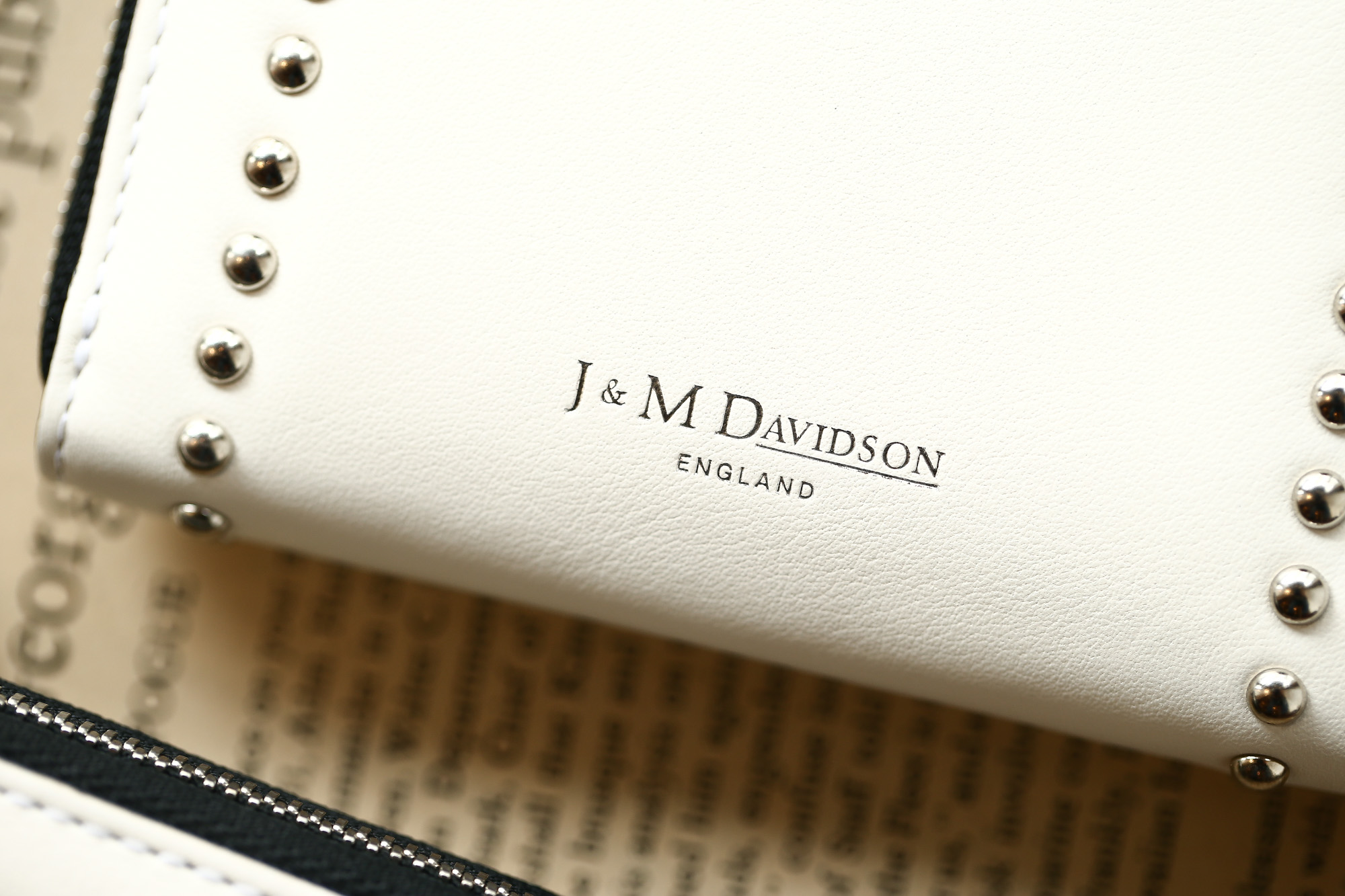 J&M DAVIDSON (ジェイアンドエムデヴィッドソン) JET SET COLLECTION (ジェットセット コレクション) SMALL ZIP PURSE WITH STUDS (スモール ジップ パース ウィズ スタッズ) 10131N CALF LEATHER (カーフレザー) 折財布 ショートウォレット NEW WHITE (ニューホワイト・0150) Made in spain (スペイン製) 2018 秋冬新作 jmdavidson 愛知 名古屋 Alto e Diritto アルト エ デリット