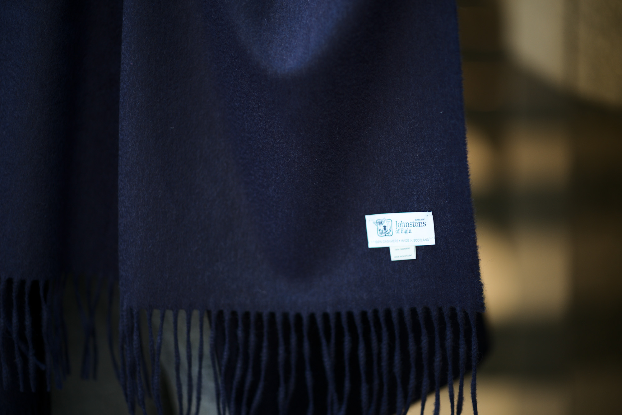 Johnstons (ジョンストンズ) WA56 STOLE Cashmere 100% カシミア 大判 ストール Navy (ネイビー・SD0707) Made in Scotland (スコットランド製) 2018 秋冬新作 愛知　名古屋 alto e diritto アルトエデリット altoediritto