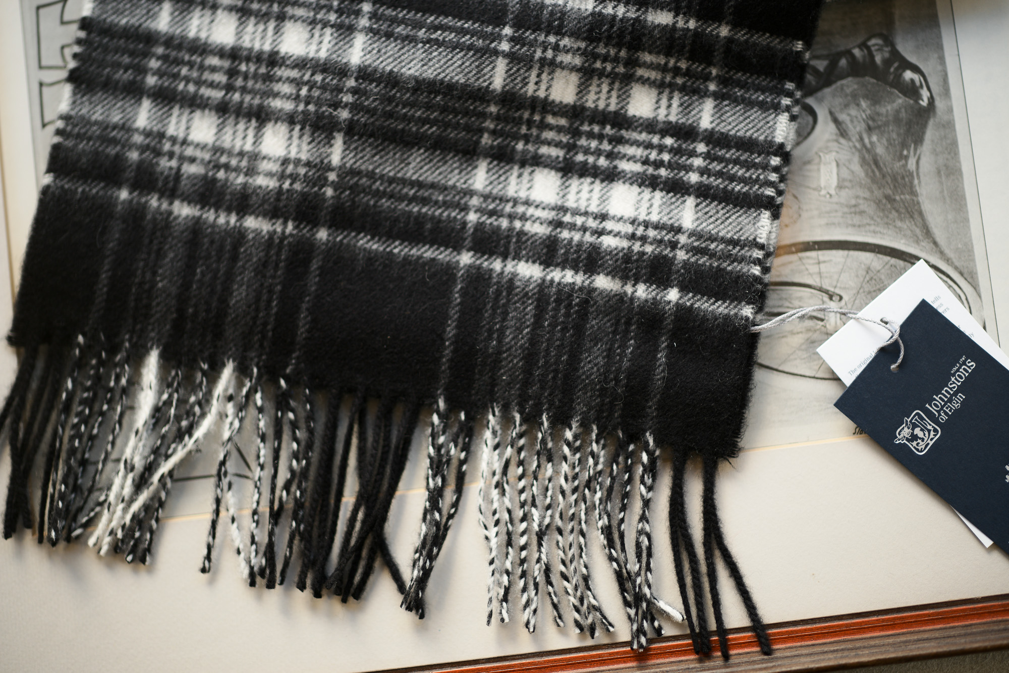 Johnstons (ジョンストンズ) WA16 MUFFLER SCARF Cashmere 100% カシミア マフラー White Stewart (ホワイトスチュアート・KU0079) Made in Scotland (スコットランド製) 2018 秋冬新作 愛知 名古屋 alto e diritto altoediritto アルトエデリット ストール ジョンストンズ