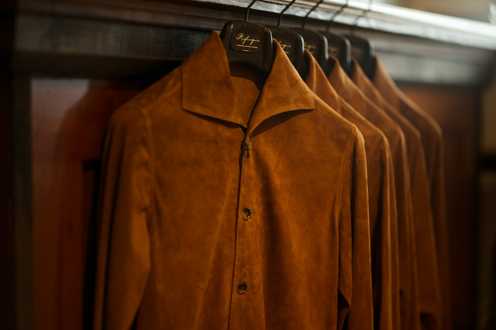 Alfredo Rifugio (アルフレード リフージオ) SS326 CAMOSCIO Summer Suede Leather Shirts サマースウェード レザーシャツ CAMEL (キャメル) made in italy (イタリア製) 2019 春夏新作 【2019春夏第1便入荷しました】【2019春夏フリー分発売開始】　alfredorifujio アルフレードリフージオ 愛知 名古屋 Alto e Diritto アルト エ デリット alto e diritto アルトエデリット レザージャケット 素肌にレザー 42,44,46,48,50,52