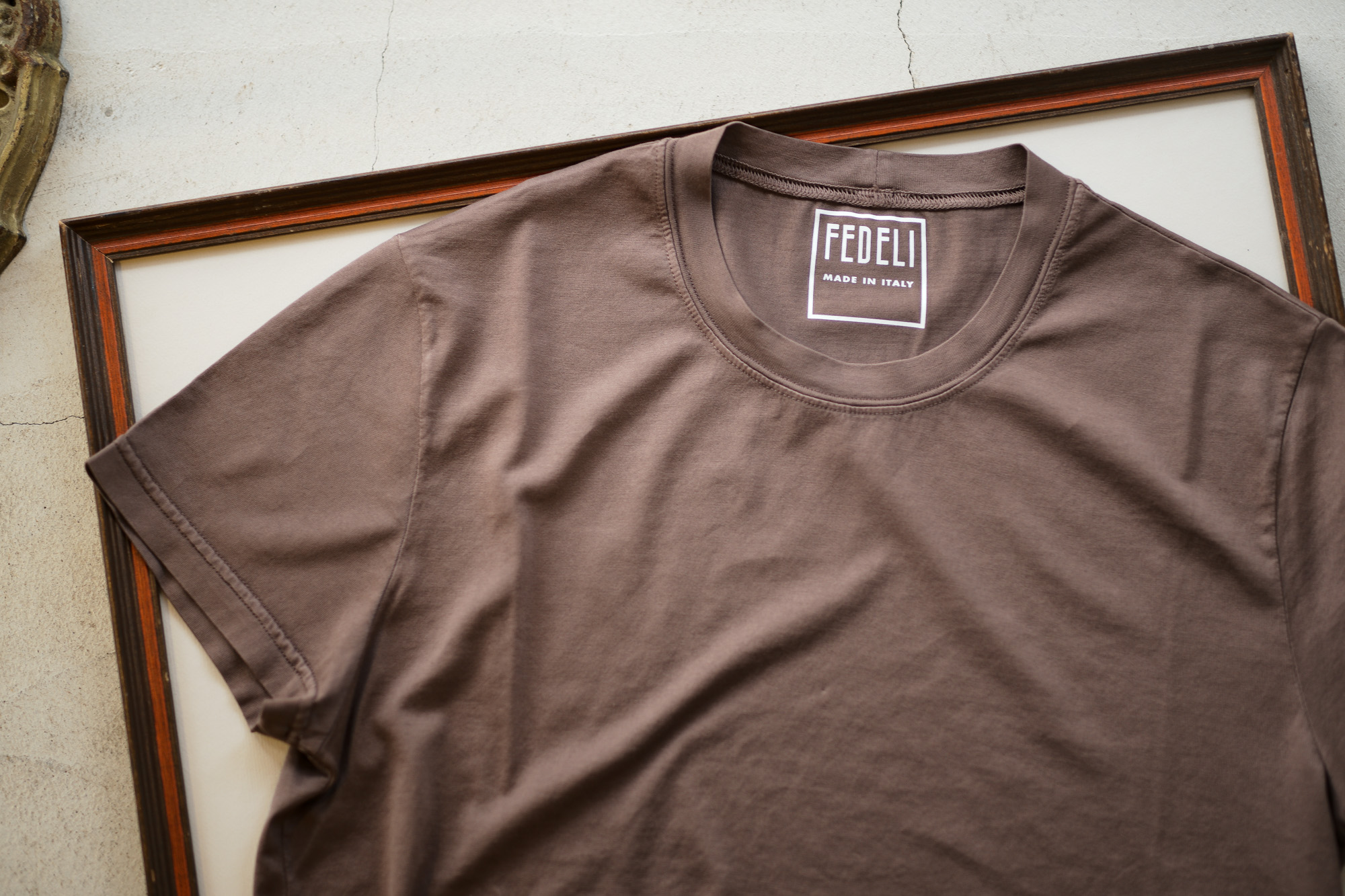 FEDELI (フェデーリ) Crew Neck T-shirt (クルーネック Tシャツ) ギザコットン Tシャツ BROWN (ブラウン
