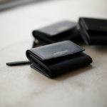 J&M DAVIDSON (ジェイアンドエムデヴィッドソン) TWO FOLD WALLET (トゥー フォルド ウォレット) GRAIN LEATHER (グレインレザー) 折財布 BLACK (ブラック・9990) Made in spain (スペイン製) 2019 春夏新作のイメージ