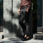 VIGANO (ヴィガーノ) WASHABLE SLACKS (ウォッシャブル スラックス) ウォッシャブル トロピカルウール テーパード ワンプリーツ パンツ BLACK (ブラック・998) 2019 春夏新作のイメージ