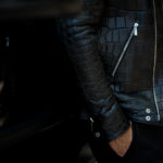 Georges de Patricia (ジョルジュ ド パトリシア) Huracan Porosus Crocodile(ウラカン ポロサス クロコダイル) 925 STERLING SILVER (925 スターリングシルバー) Porosus Crocodile ポロサス クロコダイル エキゾチックレザー ダブルライダース ジャケット NOIR (ブラック) 2019 秋冬 【Special Model】【ご予約受付中】のイメージ