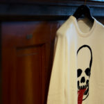 lucien pellat-finet (ルシアン ペラフィネ) Skull Tongue Cashmere Sweater (スカル タン カシミア セーター) インターシャ カシミア スカル セーター NIVEOUS × BLACK (ホワイト × ブラック) made in scotland (スコットランド製) 2019 秋冬新作のイメージ