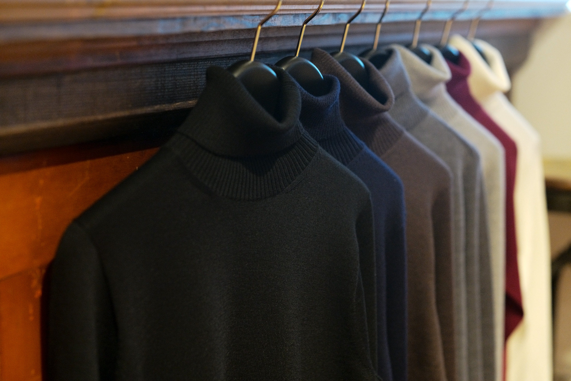 Cuervo (クエルボ) Sartoria Collection (サルトリア コレクション) John(ジョン) Turtle Neck Sweater (タートルネックセーター) ウールニット セーター BLACK (ブラック),NAVY(ネイビー),BROWN(ブラウン),CHARCOAL(チャコール),GRAY(グレー),BORDEAUX (ボルドー),WHITE(ホワイト)  MADE IN JAPAN (日本製) 2019 秋冬新作 　【入荷しました】【フリー分発売開始】 愛知 名古屋 altoediritto アルトエデリット