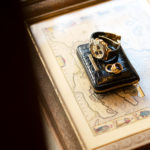 Georges de Patricia(ジョルジュ ド パトリシア) Phantom Crocodile 18K GOLD (ファントム クロコダイル 18K ゴールド) Niloticus Crocodile ニロティカス クロコダイル エキゾチックレザー ショート ウォレット NOIR (ブラック) 2020 【Special Model】【ご予約受付中】のイメージ
