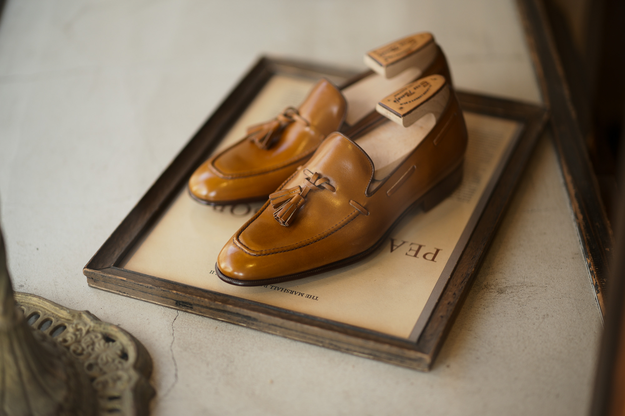 エンツォ ボナフェのタッセルローファーの革靴の画像