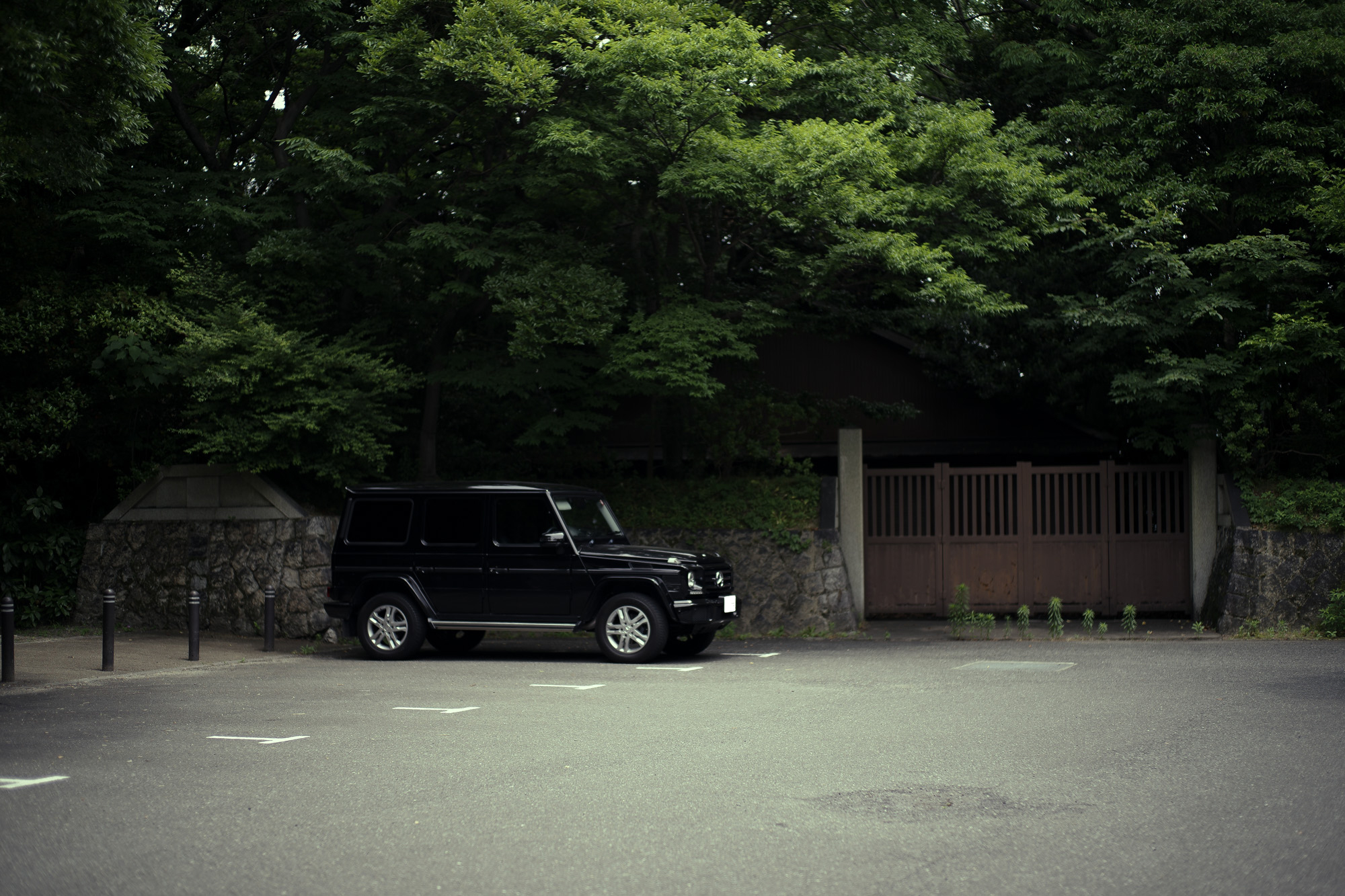 ATSUTA JINGU ///【LEICA M10-P ASC 100 Edition + SUMMILUX-M F1.4/50mm ASPH】 2020年6月03日 水曜日 LEICA M10-P ASC 100 Edition ライカ M10 P ライカ 限定モデル ズミルックス 標準レンズ ELMAR35 1938年製 エルマー ビンテージレンズ 愛知　名古屋 altoediritto アルトエデリット LEICA M10-P “ASC 100 Edition” 映画製作者のためのM型カメラライカは、全米撮影監督協会（American Society of Cinematographers、ASC）の設立100周年を記念し、映画の世界にふさわしい特別モデル「ライカM10-P “ASC 100 Edition”」を発表いたしました。     映画芸術を推進するために1919年に設立された全米撮影監督協会は、この分野では世界で最も長い歴史を持ち、時代を代表する撮影監督たちが会員となってきました。ハリウッドに本部を置く同協会は、ライカと同じく100年以上にわたり、あらゆる世界の文化人に影響を与え、それを形作ってきました。同協会が2019年2月に33回目を数える名誉あるASCアワードを表彰したことに合わせ、映画製作者のための特別モデル「ライカM10-P “ASC 100 Edition」がお披露目されました。無類の写真好きだったオスカー・バルナックは、重量のあるスチルカメラの扱いにくさを軽減する必要性を感じていました。そこで、当時の映画製作者が主に使用していた35mm映画用フィルムを使用し、映画の2コマ分を1画面として使う24×36mmのフィルムサイズを採用したスチルカメラを製作しました。これについて、彼は自身のメモに「Mikrokinoeinrichtung fertig für Aufnahmen」（映画の撮影に対応したマイクロシネ装置）と書き記しています。この発想から1914年に「ウル・ライカ」が生まれることになり、現代に続く35mm判の基礎となりました。これが「ウル・ライカ」の誕生にまつわる1つのストーリーですが、実はその裏にもう1つのストーリーがあります。オスカー・バルナックは当時、映画用フィルムの露出をテストできる装置を求めていました。20世紀初頭ごろは、撮影する前にシーンの視覚的および技術的特性をチェックするのは、現代以上に大変な作業でした。当時の映画製作者は、大型で重いシネカメラで貴重な35mmフィルムを回し続けて撮影しながら、適正露出を調べなくてはならなかったのです。オスカー・バルナックはこれに対し、自身が開発した画期的な「ウル・ライカ」のおかげで、フィルムのわずか1コマを露出させるだけでこれを確認できるようにしました。さらに、彼はこの技術に磨きをかけ、露出過度および露出不足のフィルムを使用して、理想的な露出値の近似値を得ることに成功しました。バルナックが生み出した35mm判スチルカメラ第1号機によってフォトグラフィーの世界に新時代が到来したことで、ライカの名は映画製作と強く結びつくことになりました。そしてこの度、1世紀以上前に始まったストーリーに新たなエピソードが加わりました。それが、バルナックの独創的な発想を現代に色濃く伝える特別モデル「ライカM10-P “ASC 100 Edition"」です。この特別モデルは、市販されているカメラの中で、写真に映画の質感を再現することができる唯一のカメラです。このモデルで初めて、シーンの特性、主観的な「感じ方」やフレーミングなどを確実かつ容易に解釈できるようになりました。シネルックの特別な仕様の「ライカM10-P」とレンズ「ライカ ズミクロンM f2.0/35mm ASPH.」を組み合わせたこの特別モデルは、卓越した視覚体験を提供したいと考える映画監督や映画製作者の大きな力となる、まさにプロ向けのアイテムと言えます。2つのシネルックモデルは、ライカの画質を担当するスペシャリストと世界的な影響力を持つ映画製作者やASCのメンバーが協力して開発しました。「ASC Cine Classic」モードでは35mm映画用フィルムの質感を、「ASC Contemporary」モードでは現代映画の最先端のデジタル的な質感を表現することができます。また、「ライカM10-P “ASC 100 Edition”」がプロフェッショナルな映画製作者にとって完璧なアイテムとなるよう、映画撮影に用いられるさまざまなアスペクト比をユーザーが自由に選択できるようになっており、その選択を有効にすると、選択したアスペクト比がブライトフレームとして表示されます。この特別限定モデルには、電子ビューファインダー「ビゾフレックス」と「ライカM-PLマウント」も含まれています。シネルックと選択可能なアスペクト比だけでなく、さらにビューファーンダーを組み合わせると、デジタルシーンファインダーとして活用できます。また、「ライカM-PLマウント」を装着すると、市販されているPLマウント系のほぼすべてのシネレンズに対応できるようになります。さらに「ライカM10-P “ASC 100 Edition”」では、撮影を開始する前に、映画監督や映画製作者が希望のレンズでシーンをチェックすることができます。そこにカメラとアプリ「Leica FOTOS」を組み合わせれば、ロケーション探しもより簡単に行えるようになり、その内容を撮影プロジェクトの関係者全員とすぐに共有して話し合うことも可能です。オスカー・バルナックのビジョンの近代的な解釈は、「ライカM10-P “ASC 100 Edition”」ならではのユニークな機能に加えて、カメラのデザインにも反映されています。本質を徹底的に追求して、無駄をそぎ落としたデザインを採用し、ブラッククローム仕上げの表面に刻み込まれている文字もすべてブラックとなっています。また、「ライカSL」を思い起こさせるレザー外装により、外観の機能的な印象がさらに強められています。セットの特別レンズ「ライカ ズミクロンM f2.0/35mm ASPH.」の設計はカメラとは対照的に、「ウル・ライカ」の特徴が反映されています。ゴールドアルマイト仕上げが画期的な「ウル・ライカ」の真鍮部を想起させるとともに、スタイリッシュなゴールドがモダンな印象を与えています。さらに、一定の照明条件下では消えたように見える、トップカバーに配されたクラシックなASCのロゴが「ライカM10-P “ASC 100 Edition”」の外観を引き締めています。