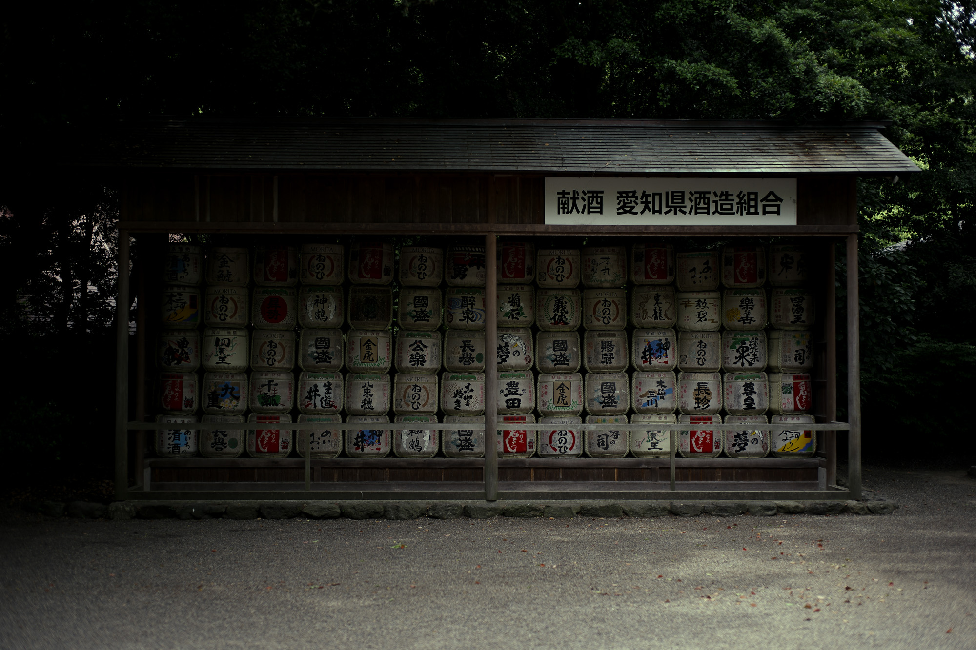 ATSUTA JINGU ///【LEICA M10-P ASC 100 Edition + SUMMILUX-M F1.4/50mm ASPH】 2020年6月03日 水曜日 LEICA M10-P ASC 100 Edition ライカ M10 P ライカ 限定モデル ズミルックス 標準レンズ ELMAR35 1938年製 エルマー ビンテージレンズ 愛知　名古屋 altoediritto アルトエデリット LEICA M10-P “ASC 100 Edition” 映画製作者のためのM型カメラライカは、全米撮影監督協会（American Society of Cinematographers、ASC）の設立100周年を記念し、映画の世界にふさわしい特別モデル「ライカM10-P “ASC 100 Edition”」を発表いたしました。     映画芸術を推進するために1919年に設立された全米撮影監督協会は、この分野では世界で最も長い歴史を持ち、時代を代表する撮影監督たちが会員となってきました。ハリウッドに本部を置く同協会は、ライカと同じく100年以上にわたり、あらゆる世界の文化人に影響を与え、それを形作ってきました。同協会が2019年2月に33回目を数える名誉あるASCアワードを表彰したことに合わせ、映画製作者のための特別モデル「ライカM10-P “ASC 100 Edition」がお披露目されました。無類の写真好きだったオスカー・バルナックは、重量のあるスチルカメラの扱いにくさを軽減する必要性を感じていました。そこで、当時の映画製作者が主に使用していた35mm映画用フィルムを使用し、映画の2コマ分を1画面として使う24×36mmのフィルムサイズを採用したスチルカメラを製作しました。これについて、彼は自身のメモに「Mikrokinoeinrichtung fertig für Aufnahmen」（映画の撮影に対応したマイクロシネ装置）と書き記しています。この発想から1914年に「ウル・ライカ」が生まれることになり、現代に続く35mm判の基礎となりました。これが「ウル・ライカ」の誕生にまつわる1つのストーリーですが、実はその裏にもう1つのストーリーがあります。オスカー・バルナックは当時、映画用フィルムの露出をテストできる装置を求めていました。20世紀初頭ごろは、撮影する前にシーンの視覚的および技術的特性をチェックするのは、現代以上に大変な作業でした。当時の映画製作者は、大型で重いシネカメラで貴重な35mmフィルムを回し続けて撮影しながら、適正露出を調べなくてはならなかったのです。オスカー・バルナックはこれに対し、自身が開発した画期的な「ウル・ライカ」のおかげで、フィルムのわずか1コマを露出させるだけでこれを確認できるようにしました。さらに、彼はこの技術に磨きをかけ、露出過度および露出不足のフィルムを使用して、理想的な露出値の近似値を得ることに成功しました。バルナックが生み出した35mm判スチルカメラ第1号機によってフォトグラフィーの世界に新時代が到来したことで、ライカの名は映画製作と強く結びつくことになりました。そしてこの度、1世紀以上前に始まったストーリーに新たなエピソードが加わりました。それが、バルナックの独創的な発想を現代に色濃く伝える特別モデル「ライカM10-P “ASC 100 Edition"」です。この特別モデルは、市販されているカメラの中で、写真に映画の質感を再現することができる唯一のカメラです。このモデルで初めて、シーンの特性、主観的な「感じ方」やフレーミングなどを確実かつ容易に解釈できるようになりました。シネルックの特別な仕様の「ライカM10-P」とレンズ「ライカ ズミクロンM f2.0/35mm ASPH.」を組み合わせたこの特別モデルは、卓越した視覚体験を提供したいと考える映画監督や映画製作者の大きな力となる、まさにプロ向けのアイテムと言えます。2つのシネルックモデルは、ライカの画質を担当するスペシャリストと世界的な影響力を持つ映画製作者やASCのメンバーが協力して開発しました。「ASC Cine Classic」モードでは35mm映画用フィルムの質感を、「ASC Contemporary」モードでは現代映画の最先端のデジタル的な質感を表現することができます。また、「ライカM10-P “ASC 100 Edition”」がプロフェッショナルな映画製作者にとって完璧なアイテムとなるよう、映画撮影に用いられるさまざまなアスペクト比をユーザーが自由に選択できるようになっており、その選択を有効にすると、選択したアスペクト比がブライトフレームとして表示されます。この特別限定モデルには、電子ビューファインダー「ビゾフレックス」と「ライカM-PLマウント」も含まれています。シネルックと選択可能なアスペクト比だけでなく、さらにビューファーンダーを組み合わせると、デジタルシーンファインダーとして活用できます。また、「ライカM-PLマウント」を装着すると、市販されているPLマウント系のほぼすべてのシネレンズに対応できるようになります。さらに「ライカM10-P “ASC 100 Edition”」では、撮影を開始する前に、映画監督や映画製作者が希望のレンズでシーンをチェックすることができます。そこにカメラとアプリ「Leica FOTOS」を組み合わせれば、ロケーション探しもより簡単に行えるようになり、その内容を撮影プロジェクトの関係者全員とすぐに共有して話し合うことも可能です。オスカー・バルナックのビジョンの近代的な解釈は、「ライカM10-P “ASC 100 Edition”」ならではのユニークな機能に加えて、カメラのデザインにも反映されています。本質を徹底的に追求して、無駄をそぎ落としたデザインを採用し、ブラッククローム仕上げの表面に刻み込まれている文字もすべてブラックとなっています。また、「ライカSL」を思い起こさせるレザー外装により、外観の機能的な印象がさらに強められています。セットの特別レンズ「ライカ ズミクロンM f2.0/35mm ASPH.」の設計はカメラとは対照的に、「ウル・ライカ」の特徴が反映されています。ゴールドアルマイト仕上げが画期的な「ウル・ライカ」の真鍮部を想起させるとともに、スタイリッシュなゴールドがモダンな印象を与えています。さらに、一定の照明条件下では消えたように見える、トップカバーに配されたクラシックなASCのロゴが「ライカM10-P “ASC 100 Edition”」の外観を引き締めています。