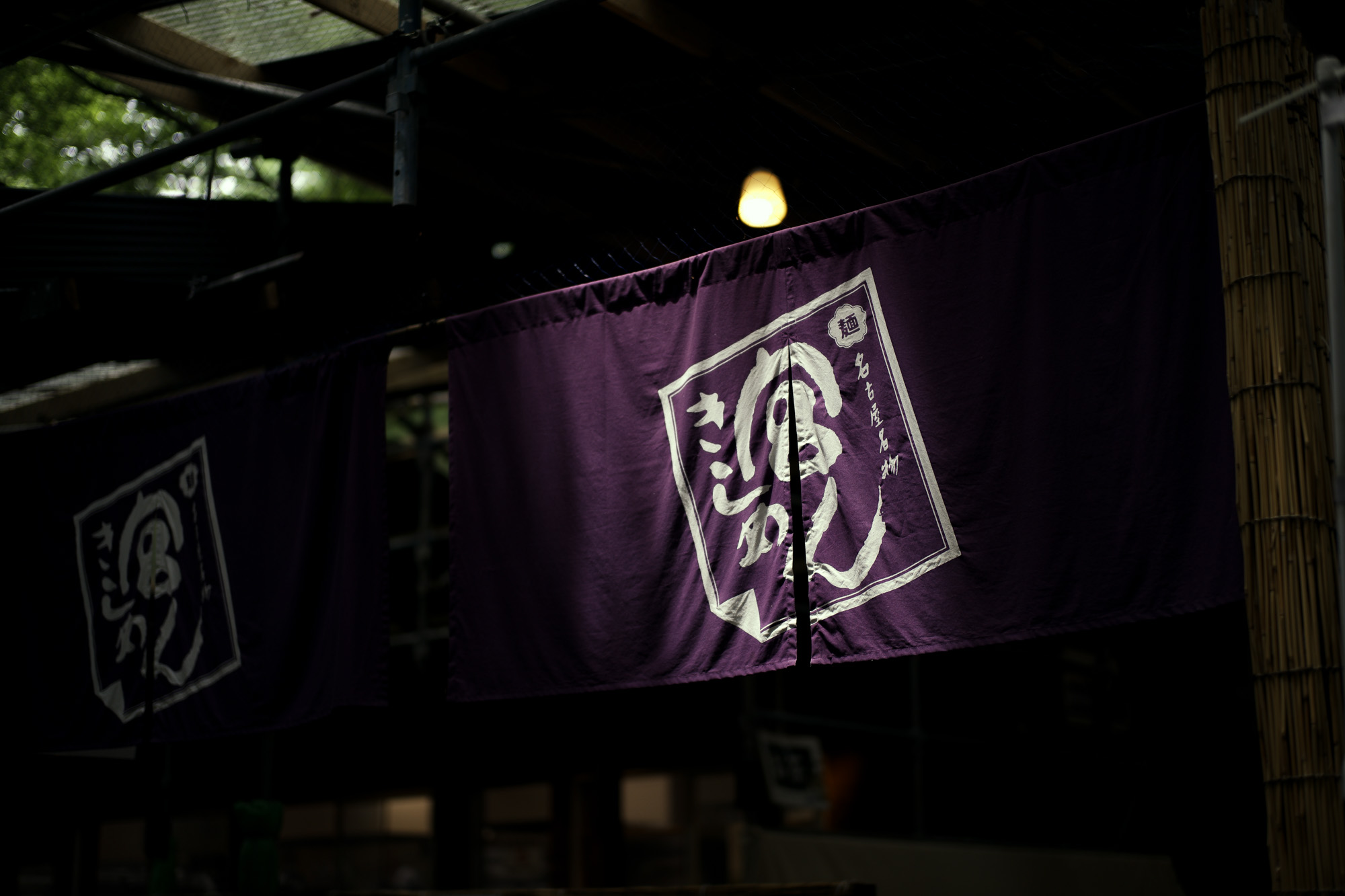 ATSUTA JINGU ///【LEICA M10-P ASC 100 Edition + SUMMILUX-M F1.4/50mm ASPH】 2020年6月03日 水曜日 LEICA M10-P ASC 100 Edition ライカ M10 P ライカ 限定モデル ズミルックス 標準レンズ ELMAR35 1938年製 エルマー ビンテージレンズ 愛知　名古屋 altoediritto アルトエデリット LEICA M10-P “ASC 100 Edition” 映画製作者のためのM型カメラライカは、全米撮影監督協会（American Society of Cinematographers、ASC）の設立100周年を記念し、映画の世界にふさわしい特別モデル「ライカM10-P “ASC 100 Edition”」を発表いたしました。     映画芸術を推進するために1919年に設立された全米撮影監督協会は、この分野では世界で最も長い歴史を持ち、時代を代表する撮影監督たちが会員となってきました。ハリウッドに本部を置く同協会は、ライカと同じく100年以上にわたり、あらゆる世界の文化人に影響を与え、それを形作ってきました。同協会が2019年2月に33回目を数える名誉あるASCアワードを表彰したことに合わせ、映画製作者のための特別モデル「ライカM10-P “ASC 100 Edition」がお披露目されました。無類の写真好きだったオスカー・バルナックは、重量のあるスチルカメラの扱いにくさを軽減する必要性を感じていました。そこで、当時の映画製作者が主に使用していた35mm映画用フィルムを使用し、映画の2コマ分を1画面として使う24×36mmのフィルムサイズを採用したスチルカメラを製作しました。これについて、彼は自身のメモに「Mikrokinoeinrichtung fertig für Aufnahmen」（映画の撮影に対応したマイクロシネ装置）と書き記しています。この発想から1914年に「ウル・ライカ」が生まれることになり、現代に続く35mm判の基礎となりました。これが「ウル・ライカ」の誕生にまつわる1つのストーリーですが、実はその裏にもう1つのストーリーがあります。オスカー・バルナックは当時、映画用フィルムの露出をテストできる装置を求めていました。20世紀初頭ごろは、撮影する前にシーンの視覚的および技術的特性をチェックするのは、現代以上に大変な作業でした。当時の映画製作者は、大型で重いシネカメラで貴重な35mmフィルムを回し続けて撮影しながら、適正露出を調べなくてはならなかったのです。オスカー・バルナックはこれに対し、自身が開発した画期的な「ウル・ライカ」のおかげで、フィルムのわずか1コマを露出させるだけでこれを確認できるようにしました。さらに、彼はこの技術に磨きをかけ、露出過度および露出不足のフィルムを使用して、理想的な露出値の近似値を得ることに成功しました。バルナックが生み出した35mm判スチルカメラ第1号機によってフォトグラフィーの世界に新時代が到来したことで、ライカの名は映画製作と強く結びつくことになりました。そしてこの度、1世紀以上前に始まったストーリーに新たなエピソードが加わりました。それが、バルナックの独創的な発想を現代に色濃く伝える特別モデル「ライカM10-P “ASC 100 Edition"」です。この特別モデルは、市販されているカメラの中で、写真に映画の質感を再現することができる唯一のカメラです。このモデルで初めて、シーンの特性、主観的な「感じ方」やフレーミングなどを確実かつ容易に解釈できるようになりました。シネルックの特別な仕様の「ライカM10-P」とレンズ「ライカ ズミクロンM f2.0/35mm ASPH.」を組み合わせたこの特別モデルは、卓越した視覚体験を提供したいと考える映画監督や映画製作者の大きな力となる、まさにプロ向けのアイテムと言えます。2つのシネルックモデルは、ライカの画質を担当するスペシャリストと世界的な影響力を持つ映画製作者やASCのメンバーが協力して開発しました。「ASC Cine Classic」モードでは35mm映画用フィルムの質感を、「ASC Contemporary」モードでは現代映画の最先端のデジタル的な質感を表現することができます。また、「ライカM10-P “ASC 100 Edition”」がプロフェッショナルな映画製作者にとって完璧なアイテムとなるよう、映画撮影に用いられるさまざまなアスペクト比をユーザーが自由に選択できるようになっており、その選択を有効にすると、選択したアスペクト比がブライトフレームとして表示されます。この特別限定モデルには、電子ビューファインダー「ビゾフレックス」と「ライカM-PLマウント」も含まれています。シネルックと選択可能なアスペクト比だけでなく、さらにビューファーンダーを組み合わせると、デジタルシーンファインダーとして活用できます。また、「ライカM-PLマウント」を装着すると、市販されているPLマウント系のほぼすべてのシネレンズに対応できるようになります。さらに「ライカM10-P “ASC 100 Edition”」では、撮影を開始する前に、映画監督や映画製作者が希望のレンズでシーンをチェックすることができます。そこにカメラとアプリ「Leica FOTOS」を組み合わせれば、ロケーション探しもより簡単に行えるようになり、その内容を撮影プロジェクトの関係者全員とすぐに共有して話し合うことも可能です。オスカー・バルナックのビジョンの近代的な解釈は、「ライカM10-P “ASC 100 Edition”」ならではのユニークな機能に加えて、カメラのデザインにも反映されています。本質を徹底的に追求して、無駄をそぎ落としたデザインを採用し、ブラッククローム仕上げの表面に刻み込まれている文字もすべてブラックとなっています。また、「ライカSL」を思い起こさせるレザー外装により、外観の機能的な印象がさらに強められています。セットの特別レンズ「ライカ ズミクロンM f2.0/35mm ASPH.」の設計はカメラとは対照的に、「ウル・ライカ」の特徴が反映されています。ゴールドアルマイト仕上げが画期的な「ウル・ライカ」の真鍮部を想起させるとともに、スタイリッシュなゴールドがモダンな印象を与えています。さらに、一定の照明条件下では消えたように見える、トップカバーに配されたクラシックなASCのロゴが「ライカM10-P “ASC 100 Edition”」の外観を引き締めています。