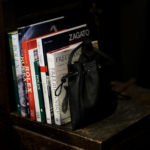 cuervo bopoha (クエルボ ヴァローナ) Satisfaction Leather Collection (サティスファクション レザー コレクション) FLOYD (フロイド) Lizard Leather (リザードレザー) レザードローストリングバック 巾着 BLACK (ブラック) Made in Japan (日本製) 2020秋冬【Special Model】のイメージ