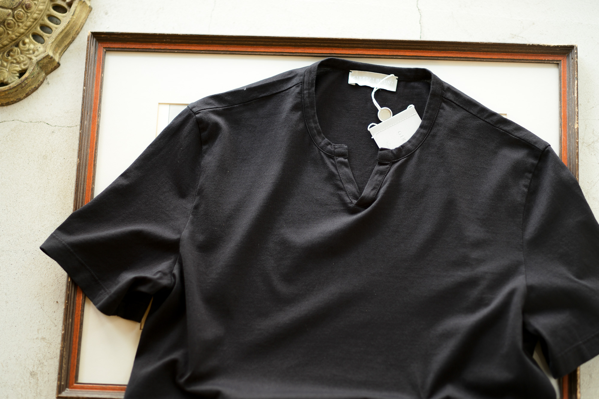 Girelli Bruni (ジレリブルーニ) Key Neck T-shirt (キーネック Tシャツ) GIZA 60/2 ギザコットン キーネックTシャツ BLACK (ブラック)　made in italy (イタリア製) 2020秋冬新作 girellibruni 愛知 名古屋 altoediritto アルトエデリット alto e diritto 