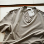 Girelli Bruni (ジレリブルーニ) Key Neck T-shirt (キーネック Tシャツ) GIZA 60/2 ギザコットン キーネックTシャツ MILITARY (ミリタリー) made in italy (イタリア製) 2020秋冬新作 【入荷しました】【フリー分発売開始】のイメージ
