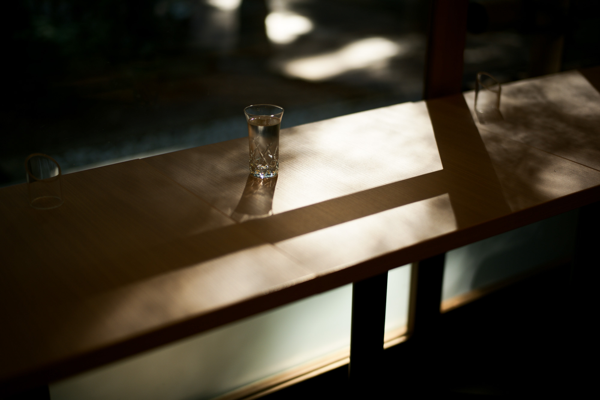 ATSUTA JINGU ///【LEICA M10-P ASC 100 Edition + SUMMILUX-M F1.4/50mm ASPH】 2020年10月21日 水曜日 きよめ餅 AUDEMARS PIGUET アーデマピゲ ロイヤルオーク LEICA M10-P ASC 100 Edition ライカ M10 P ライカ 限定モデル ズミルックス 標準レンズ ELMAR35 1938年製 エルマー ビンテージレンズ 愛知　名古屋 altoediritto アルトエデリット LEICA M10-P “ASC 100 Edition” 映画製作者のためのM型カメラライカは、全米撮影監督協会（American Society of Cinematographers、ASC）の設立100周年を記念し、映画の世界にふさわしい特別モデル「ライカM10-P “ASC 100 Edition”」を発表いたしました。 映画芸術を推進するために1919年に設立された全米撮影監督協会は、この分野では世界で最も長い歴史を持ち、時代を代表する撮影監督たちが会員となってきました。ハリウッドに本部を置く同協会は、ライカと同じく100年以上にわたり、あらゆる世界の文化人に影響を与え、それを形作ってきました。同協会が2019年2月に33回目を数える名誉あるASCアワードを表彰したことに合わせ、映画製作者のための特別モデル「ライカM10-P “ASC 100 Edition」がお披露目されました。無類の写真好きだったオスカー・バルナックは、重量のあるスチルカメラの扱いにくさを軽減する必要性を感じていました。そこで、当時の映画製作者が主に使用していた35mm映画用フィルムを使用し、映画の2コマ分を1画面として使う24×36mmのフィルムサイズを採用したスチルカメラを製作しました。これについて、彼は自身のメモに「Mikrokinoeinrichtung fertig für Aufnahmen」（映画の撮影に対応したマイクロシネ装置）と書き記しています。この発想から1914年に「ウル・ライカ」が生まれることになり、現代に続く35mm判の基礎となりました。これが「ウル・ライカ」の誕生にまつわる1つのストーリーですが、実はその裏にもう1つのストーリーがあります。オスカー・バルナックは当時、映画用フィルムの露出をテストできる装置を求めていました。20世紀初頭ごろは、撮影する前にシーンの視覚的および技術的特性をチェックするのは、現代以上に大変な作業でした。当時の映画製作者は、大型で重いシネカメラで貴重な35mmフィルムを回し続けて撮影しながら、適正露出を調べなくてはならなかったのです。オスカー・バルナックはこれに対し、自身が開発した画期的な「ウル・ライカ」のおかげで、フィルムのわずか1コマを露出させるだけでこれを確認できるようにしました。さらに、彼はこの技術に磨きをかけ、露出過度および露出不足のフィルムを使用して、理想的な露出値の近似値を得ることに成功しました。バルナックが生み出した35mm判スチルカメラ第1号機によってフォトグラフィーの世界に新時代が到来したことで、ライカの名は映画製作と強く結びつくことになりました。そしてこの度、1世紀以上前に始まったストーリーに新たなエピソードが加わりました。それが、バルナックの独創的な発想を現代に色濃く伝える特別モデル「ライカM10-P “ASC 100 Edition"」です。この特別モデルは、市販されているカメラの中で、写真に映画の質感を再現することができる唯一のカメラです。このモデルで初めて、シーンの特性、主観的な「感じ方」やフレーミングなどを確実かつ容易に解釈できるようになりました。シネルックの特別な仕様の「ライカM10-P」とレンズ「ライカ ズミクロンM f2.0/35mm ASPH.」を組み合わせたこの特別モデルは、卓越した視覚体験を提供したいと考える映画監督や映画製作者の大きな力となる、まさにプロ向けのアイテムと言えます。2つのシネルックモデルは、ライカの画質を担当するスペシャリストと世界的な影響力を持つ映画製作者やASCのメンバーが協力して開発しました。「ASC Cine Classic」モードでは35mm映画用フィルムの質感を、「ASC Contemporary」モードでは現代映画の最先端のデジタル的な質感を表現することができます。また、「ライカM10-P “ASC 100 Edition”」がプロフェッショナルな映画製作者にとって完璧なアイテムとなるよう、映画撮影に用いられるさまざまなアスペクト比をユーザーが自由に選択できるようになっており、その選択を有効にすると、選択したアスペクト比がブライトフレームとして表示されます。この特別限定モデルには、電子ビューファインダー「ビゾフレックス」と「ライカM-PLマウント」も含まれています。シネルックと選択可能なアスペクト比だけでなく、さらにビューファーンダーを組み合わせると、デジタルシーンファインダーとして活用できます。また、「ライカM-PLマウント」を装着すると、市販されているPLマウント系のほぼすべてのシネレンズに対応できるようになります。さらに「ライカM10-P “ASC 100 Edition”」では、撮影を開始する前に、映画監督や映画製作者が希望のレンズでシーンをチェックすることができます。そこにカメラとアプリ「Leica FOTOS」を組み合わせれば、ロケーション探しもより簡単に行えるようになり、その内容を撮影プロジェクトの関係者全員とすぐに共有して話し合うことも可能です。オスカー・バルナックのビジョンの近代的な解釈は、「ライカM10-P “ASC 100 Edition”」ならではのユニークな機能に加えて、カメラのデザインにも反映されています。本質を徹底的に追求して、無駄をそぎ落としたデザインを採用し、ブラッククローム仕上げの表面に刻み込まれている文字もすべてブラックとなっています。また、「ライカSL」を思い起こさせるレザー外装により、外観の機能的な印象がさらに強められています。セットの特別レンズ「ライカ ズミクロンM f2.0/35mm ASPH.」の設計はカメラとは対照的に、「ウル・ライカ」の特徴が反映されています。ゴールドアルマイト仕上げが画期的な「ウル・ライカ」の真鍮部を想起させるとともに、スタイリッシュなゴールドがモダンな印象を与えています。さらに、一定の照明条件下では消えたように見える、トップカバーに配されたクラシックなASCのロゴが「ライカM10-P “ASC 100 Edition”」の外観を引き締めています。