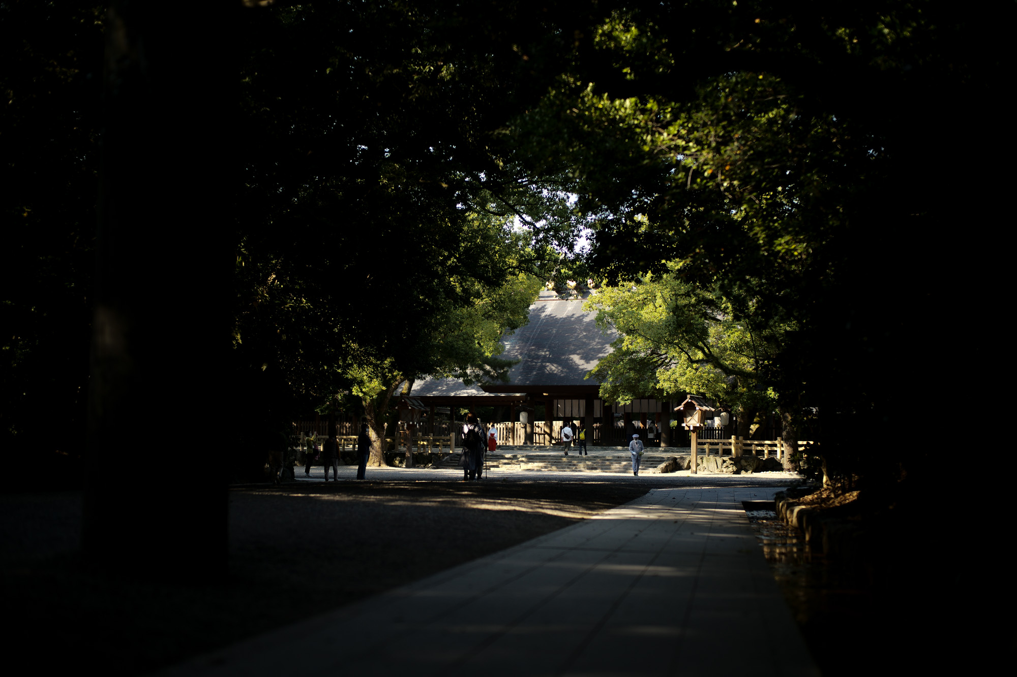 ATSUTA JINGU ///【LEICA M10-P ASC 100 Edition + SUMMILUX-M F1.4/50mm ASPH】 2020年10月21日 水曜日 きよめ餅 AUDEMARS PIGUET アーデマピゲ ロイヤルオーク LEICA M10-P ASC 100 Edition ライカ M10 P ライカ 限定モデル ズミルックス 標準レンズ ELMAR35 1938年製 エルマー ビンテージレンズ 愛知　名古屋 altoediritto アルトエデリット LEICA M10-P “ASC 100 Edition” 映画製作者のためのM型カメラライカは、全米撮影監督協会（American Society of Cinematographers、ASC）の設立100周年を記念し、映画の世界にふさわしい特別モデル「ライカM10-P “ASC 100 Edition”」を発表いたしました。     映画芸術を推進するために1919年に設立された全米撮影監督協会は、この分野では世界で最も長い歴史を持ち、時代を代表する撮影監督たちが会員となってきました。ハリウッドに本部を置く同協会は、ライカと同じく100年以上にわたり、あらゆる世界の文化人に影響を与え、それを形作ってきました。同協会が2019年2月に33回目を数える名誉あるASCアワードを表彰したことに合わせ、映画製作者のための特別モデル「ライカM10-P “ASC 100 Edition」がお披露目されました。無類の写真好きだったオスカー・バルナックは、重量のあるスチルカメラの扱いにくさを軽減する必要性を感じていました。そこで、当時の映画製作者が主に使用していた35mm映画用フィルムを使用し、映画の2コマ分を1画面として使う24×36mmのフィルムサイズを採用したスチルカメラを製作しました。これについて、彼は自身のメモに「Mikrokinoeinrichtung fertig für Aufnahmen」（映画の撮影に対応したマイクロシネ装置）と書き記しています。この発想から1914年に「ウル・ライカ」が生まれることになり、現代に続く35mm判の基礎となりました。これが「ウル・ライカ」の誕生にまつわる1つのストーリーですが、実はその裏にもう1つのストーリーがあります。オスカー・バルナックは当時、映画用フィルムの露出をテストできる装置を求めていました。20世紀初頭ごろは、撮影する前にシーンの視覚的および技術的特性をチェックするのは、現代以上に大変な作業でした。当時の映画製作者は、大型で重いシネカメラで貴重な35mmフィルムを回し続けて撮影しながら、適正露出を調べなくてはならなかったのです。オスカー・バルナックはこれに対し、自身が開発した画期的な「ウル・ライカ」のおかげで、フィルムのわずか1コマを露出させるだけでこれを確認できるようにしました。さらに、彼はこの技術に磨きをかけ、露出過度および露出不足のフィルムを使用して、理想的な露出値の近似値を得ることに成功しました。バルナックが生み出した35mm判スチルカメラ第1号機によってフォトグラフィーの世界に新時代が到来したことで、ライカの名は映画製作と強く結びつくことになりました。そしてこの度、1世紀以上前に始まったストーリーに新たなエピソードが加わりました。それが、バルナックの独創的な発想を現代に色濃く伝える特別モデル「ライカM10-P “ASC 100 Edition"」です。この特別モデルは、市販されているカメラの中で、写真に映画の質感を再現することができる唯一のカメラです。このモデルで初めて、シーンの特性、主観的な「感じ方」やフレーミングなどを確実かつ容易に解釈できるようになりました。シネルックの特別な仕様の「ライカM10-P」とレンズ「ライカ ズミクロンM f2.0/35mm ASPH.」を組み合わせたこの特別モデルは、卓越した視覚体験を提供したいと考える映画監督や映画製作者の大きな力となる、まさにプロ向けのアイテムと言えます。2つのシネルックモデルは、ライカの画質を担当するスペシャリストと世界的な影響力を持つ映画製作者やASCのメンバーが協力して開発しました。「ASC Cine Classic」モードでは35mm映画用フィルムの質感を、「ASC Contemporary」モードでは現代映画の最先端のデジタル的な質感を表現することができます。また、「ライカM10-P “ASC 100 Edition”」がプロフェッショナルな映画製作者にとって完璧なアイテムとなるよう、映画撮影に用いられるさまざまなアスペクト比をユーザーが自由に選択できるようになっており、その選択を有効にすると、選択したアスペクト比がブライトフレームとして表示されます。この特別限定モデルには、電子ビューファインダー「ビゾフレックス」と「ライカM-PLマウント」も含まれています。シネルックと選択可能なアスペクト比だけでなく、さらにビューファーンダーを組み合わせると、デジタルシーンファインダーとして活用できます。また、「ライカM-PLマウント」を装着すると、市販されているPLマウント系のほぼすべてのシネレンズに対応できるようになります。さらに「ライカM10-P “ASC 100 Edition”」では、撮影を開始する前に、映画監督や映画製作者が希望のレンズでシーンをチェックすることができます。そこにカメラとアプリ「Leica FOTOS」を組み合わせれば、ロケーション探しもより簡単に行えるようになり、その内容を撮影プロジェクトの関係者全員とすぐに共有して話し合うことも可能です。オスカー・バルナックのビジョンの近代的な解釈は、「ライカM10-P “ASC 100 Edition”」ならではのユニークな機能に加えて、カメラのデザインにも反映されています。本質を徹底的に追求して、無駄をそぎ落としたデザインを採用し、ブラッククローム仕上げの表面に刻み込まれている文字もすべてブラックとなっています。また、「ライカSL」を思い起こさせるレザー外装により、外観の機能的な印象がさらに強められています。セットの特別レンズ「ライカ ズミクロンM f2.0/35mm ASPH.」の設計はカメラとは対照的に、「ウル・ライカ」の特徴が反映されています。ゴールドアルマイト仕上げが画期的な「ウル・ライカ」の真鍮部を想起させるとともに、スタイリッシュなゴールドがモダンな印象を与えています。さらに、一定の照明条件下では消えたように見える、トップカバーに配されたクラシックなASCのロゴが「ライカM10-P “ASC 100 Edition”」の外観を引き締めています。