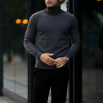cuervo bopoha(クエルボ ヴァローナ) Sartoria Collection (サルトリア コレクション) John (ジョン) 12G WOOL (12ゲージウール) タートルネック セーター CHACOAL (チャコール)  MADE IN JAPAN (日本製) 2020 秋冬新作のイメージ