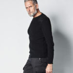 1PIU1UGUALE3 (ウノピュウノウグァーレトレ) BLACK MILITARY BY YOSHIMASA HOSHIBA (ブラックミリタリー バイ 干場義雅) COMMAND KNIT (コマンドニット) CASHMERE カシミアセーター BLACK (ブラック) MADE IN JAPAN (日本製) 2021  【Special Model】【ご予約開始】【2020.11.26(Thu).12時～2020.12.10(Thu).12時】のイメージ