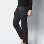 1PIU1UGUALE3 (ウノピュウノウグァーレトレ) BLACK MILITARY BY YOSHIMASA HOSHIBA (ブラックミリタリー バイ 干場義雅) M-64 FRENCH ARMY CARGO PANTS (M-64 フレンチアーミーカーゴパンツ) SUPER BLACK STRETCH COTTON カーゴパンツ BLACK (ブラック) MADE IN JAPAN (日本製) 2021 【Special Model】【ご予約開始】【2020.11.26(Thu).12時～2020.12.10(Thu).12時】のイメージ