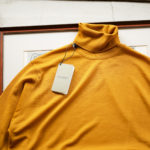 JOHN SMEDLEY (ジョンスメドレー) RENOLD (レノルド) 30G Merino Wool (30ゲージメリノウール) タートルネックセーター SAFFRON (サフラン) Made in England (イギリス製) 2020 秋冬新作 【入荷しました】【フリー分発売開始】のイメージ
