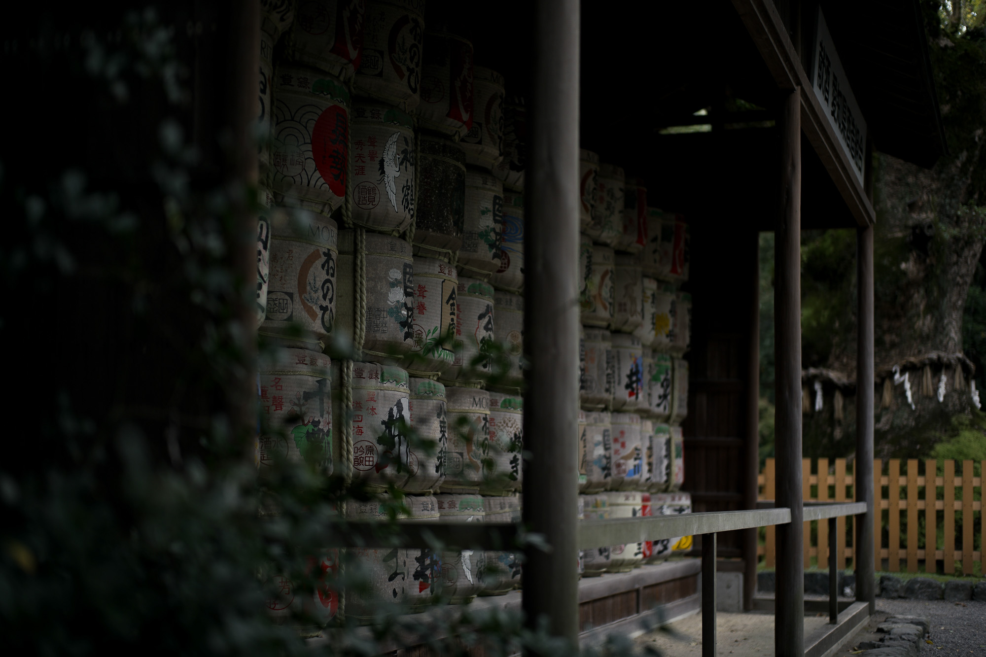 ATSUTA JINGU ///【LEICA M10-P ASC 100 Edition + SUMMILUX-M F1.4/50mm ASPH】 2020年10月21日 水曜日 きよめ餅 AUDEMARS PIGUET アーデマピゲ ロイヤルオーク LEICA M10-P ASC 100 Edition ライカ M10 P ライカ 限定モデル ズミルックス 標準レンズ ELMAR35 1938年製 エルマー ビンテージレンズ 愛知　名古屋 altoediritto アルトエデリット LEICA M10-P “ASC 100 Edition” 映画製作者のためのM型カメラライカは、全米撮影監督協会（American Society of Cinematographers、ASC）の設立100周年を記念し、映画の世界にふさわしい特別モデル「ライカM10-P “ASC 100 Edition”」を発表いたしました。     映画芸術を推進するために1919年に設立された全米撮影監督協会は、この分野では世界で最も長い歴史を持ち、時代を代表する撮影監督たちが会員となってきました。ハリウッドに本部を置く同協会は、ライカと同じく100年以上にわたり、あらゆる世界の文化人に影響を与え、それを形作ってきました。同協会が2019年2月に33回目を数える名誉あるASCアワードを表彰したことに合わせ、映画製作者のための特別モデル「ライカM10-P “ASC 100 Edition」がお披露目されました。無類の写真好きだったオスカー・バルナックは、重量のあるスチルカメラの扱いにくさを軽減する必要性を感じていました。そこで、当時の映画製作者が主に使用していた35mm映画用フィルムを使用し、映画の2コマ分を1画面として使う24×36mmのフィルムサイズを採用したスチルカメラを製作しました。これについて、彼は自身のメモに「Mikrokinoeinrichtung fertig für Aufnahmen」（映画の撮影に対応したマイクロシネ装置）と書き記しています。この発想から1914年に「ウル・ライカ」が生まれることになり、現代に続く35mm判の基礎となりました。これが「ウル・ライカ」の誕生にまつわる1つのストーリーですが、実はその裏にもう1つのストーリーがあります。オスカー・バルナックは当時、映画用フィルムの露出をテストできる装置を求めていました。20世紀初頭ごろは、撮影する前にシーンの視覚的および技術的特性をチェックするのは、現代以上に大変な作業でした。当時の映画製作者は、大型で重いシネカメラで貴重な35mmフィルムを回し続けて撮影しながら、適正露出を調べなくてはならなかったのです。オスカー・バルナックはこれに対し、自身が開発した画期的な「ウル・ライカ」のおかげで、フィルムのわずか1コマを露出させるだけでこれを確認できるようにしました。さらに、彼はこの技術に磨きをかけ、露出過度および露出不足のフィルムを使用して、理想的な露出値の近似値を得ることに成功しました。バルナックが生み出した35mm判スチルカメラ第1号機によってフォトグラフィーの世界に新時代が到来したことで、ライカの名は映画製作と強く結びつくことになりました。そしてこの度、1世紀以上前に始まったストーリーに新たなエピソードが加わりました。それが、バルナックの独創的な発想を現代に色濃く伝える特別モデル「ライカM10-P “ASC 100 Edition"」です。この特別モデルは、市販されているカメラの中で、写真に映画の質感を再現することができる唯一のカメラです。このモデルで初めて、シーンの特性、主観的な「感じ方」やフレーミングなどを確実かつ容易に解釈できるようになりました。シネルックの特別な仕様の「ライカM10-P」とレンズ「ライカ ズミクロンM f2.0/35mm ASPH.」を組み合わせたこの特別モデルは、卓越した視覚体験を提供したいと考える映画監督や映画製作者の大きな力となる、まさにプロ向けのアイテムと言えます。2つのシネルックモデルは、ライカの画質を担当するスペシャリストと世界的な影響力を持つ映画製作者やASCのメンバーが協力して開発しました。「ASC Cine Classic」モードでは35mm映画用フィルムの質感を、「ASC Contemporary」モードでは現代映画の最先端のデジタル的な質感を表現することができます。また、「ライカM10-P “ASC 100 Edition”」がプロフェッショナルな映画製作者にとって完璧なアイテムとなるよう、映画撮影に用いられるさまざまなアスペクト比をユーザーが自由に選択できるようになっており、その選択を有効にすると、選択したアスペクト比がブライトフレームとして表示されます。この特別限定モデルには、電子ビューファインダー「ビゾフレックス」と「ライカM-PLマウント」も含まれています。シネルックと選択可能なアスペクト比だけでなく、さらにビューファーンダーを組み合わせると、デジタルシーンファインダーとして活用できます。また、「ライカM-PLマウント」を装着すると、市販されているPLマウント系のほぼすべてのシネレンズに対応できるようになります。さらに「ライカM10-P “ASC 100 Edition”」では、撮影を開始する前に、映画監督や映画製作者が希望のレンズでシーンをチェックすることができます。そこにカメラとアプリ「Leica FOTOS」を組み合わせれば、ロケーション探しもより簡単に行えるようになり、その内容を撮影プロジェクトの関係者全員とすぐに共有して話し合うことも可能です。オスカー・バルナックのビジョンの近代的な解釈は、「ライカM10-P “ASC 100 Edition”」ならではのユニークな機能に加えて、カメラのデザインにも反映されています。本質を徹底的に追求して、無駄をそぎ落としたデザインを採用し、ブラッククローム仕上げの表面に刻み込まれている文字もすべてブラックとなっています。また、「ライカSL」を思い起こさせるレザー外装により、外観の機能的な印象がさらに強められています。セットの特別レンズ「ライカ ズミクロンM f2.0/35mm ASPH.」の設計はカメラとは対照的に、「ウル・ライカ」の特徴が反映されています。ゴールドアルマイト仕上げが画期的な「ウル・ライカ」の真鍮部を想起させるとともに、スタイリッシュなゴールドがモダンな印象を与えています。さらに、一定の照明条件下では消えたように見える、トップカバーに配されたクラシックなASCのロゴが「ライカM10-P “ASC 100 Edition”」の外観を引き締めています。