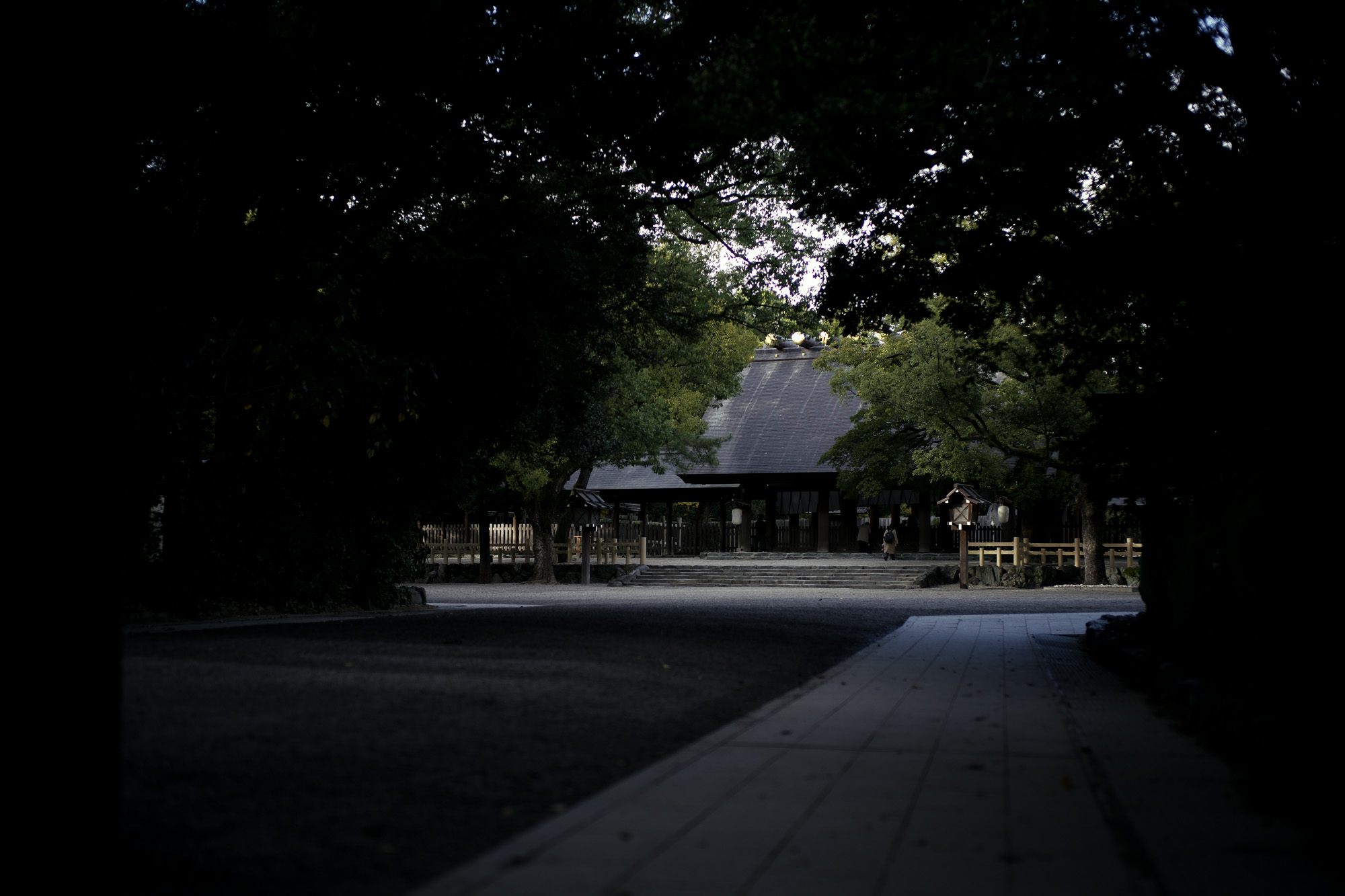 ATSUTA JINGU ///【LEICA M10-P ASC 100 Edition + SUMMILUX-M F1.4/50mm ASPH】 2020年10月21日 水曜日 きよめ餅 AUDEMARS PIGUET アーデマピゲ ロイヤルオーク LEICA M10-P ASC 100 Edition ライカ M10 P ライカ 限定モデル ズミルックス 標準レンズ ELMAR35 1938年製 エルマー ビンテージレンズ 愛知　名古屋 altoediritto アルトエデリット LEICA M10-P “ASC 100 Edition” 映画製作者のためのM型カメラライカは、全米撮影監督協会（American Society of Cinematographers、ASC）の設立100周年を記念し、映画の世界にふさわしい特別モデル「ライカM10-P “ASC 100 Edition”」を発表いたしました。     映画芸術を推進するために1919年に設立された全米撮影監督協会は、この分野では世界で最も長い歴史を持ち、時代を代表する撮影監督たちが会員となってきました。ハリウッドに本部を置く同協会は、ライカと同じく100年以上にわたり、あらゆる世界の文化人に影響を与え、それを形作ってきました。同協会が2019年2月に33回目を数える名誉あるASCアワードを表彰したことに合わせ、映画製作者のための特別モデル「ライカM10-P “ASC 100 Edition」がお披露目されました。無類の写真好きだったオスカー・バルナックは、重量のあるスチルカメラの扱いにくさを軽減する必要性を感じていました。そこで、当時の映画製作者が主に使用していた35mm映画用フィルムを使用し、映画の2コマ分を1画面として使う24×36mmのフィルムサイズを採用したスチルカメラを製作しました。これについて、彼は自身のメモに「Mikrokinoeinrichtung fertig für Aufnahmen」（映画の撮影に対応したマイクロシネ装置）と書き記しています。この発想から1914年に「ウル・ライカ」が生まれることになり、現代に続く35mm判の基礎となりました。これが「ウル・ライカ」の誕生にまつわる1つのストーリーですが、実はその裏にもう1つのストーリーがあります。オスカー・バルナックは当時、映画用フィルムの露出をテストできる装置を求めていました。20世紀初頭ごろは、撮影する前にシーンの視覚的および技術的特性をチェックするのは、現代以上に大変な作業でした。当時の映画製作者は、大型で重いシネカメラで貴重な35mmフィルムを回し続けて撮影しながら、適正露出を調べなくてはならなかったのです。オスカー・バルナックはこれに対し、自身が開発した画期的な「ウル・ライカ」のおかげで、フィルムのわずか1コマを露出させるだけでこれを確認できるようにしました。さらに、彼はこの技術に磨きをかけ、露出過度および露出不足のフィルムを使用して、理想的な露出値の近似値を得ることに成功しました。バルナックが生み出した35mm判スチルカメラ第1号機によってフォトグラフィーの世界に新時代が到来したことで、ライカの名は映画製作と強く結びつくことになりました。そしてこの度、1世紀以上前に始まったストーリーに新たなエピソードが加わりました。それが、バルナックの独創的な発想を現代に色濃く伝える特別モデル「ライカM10-P “ASC 100 Edition"」です。この特別モデルは、市販されているカメラの中で、写真に映画の質感を再現することができる唯一のカメラです。このモデルで初めて、シーンの特性、主観的な「感じ方」やフレーミングなどを確実かつ容易に解釈できるようになりました。シネルックの特別な仕様の「ライカM10-P」とレンズ「ライカ ズミクロンM f2.0/35mm ASPH.」を組み合わせたこの特別モデルは、卓越した視覚体験を提供したいと考える映画監督や映画製作者の大きな力となる、まさにプロ向けのアイテムと言えます。2つのシネルックモデルは、ライカの画質を担当するスペシャリストと世界的な影響力を持つ映画製作者やASCのメンバーが協力して開発しました。「ASC Cine Classic」モードでは35mm映画用フィルムの質感を、「ASC Contemporary」モードでは現代映画の最先端のデジタル的な質感を表現することができます。また、「ライカM10-P “ASC 100 Edition”」がプロフェッショナルな映画製作者にとって完璧なアイテムとなるよう、映画撮影に用いられるさまざまなアスペクト比をユーザーが自由に選択できるようになっており、その選択を有効にすると、選択したアスペクト比がブライトフレームとして表示されます。この特別限定モデルには、電子ビューファインダー「ビゾフレックス」と「ライカM-PLマウント」も含まれています。シネルックと選択可能なアスペクト比だけでなく、さらにビューファーンダーを組み合わせると、デジタルシーンファインダーとして活用できます。また、「ライカM-PLマウント」を装着すると、市販されているPLマウント系のほぼすべてのシネレンズに対応できるようになります。さらに「ライカM10-P “ASC 100 Edition”」では、撮影を開始する前に、映画監督や映画製作者が希望のレンズでシーンをチェックすることができます。そこにカメラとアプリ「Leica FOTOS」を組み合わせれば、ロケーション探しもより簡単に行えるようになり、その内容を撮影プロジェクトの関係者全員とすぐに共有して話し合うことも可能です。オスカー・バルナックのビジョンの近代的な解釈は、「ライカM10-P “ASC 100 Edition”」ならではのユニークな機能に加えて、カメラのデザインにも反映されています。本質を徹底的に追求して、無駄をそぎ落としたデザインを採用し、ブラッククローム仕上げの表面に刻み込まれている文字もすべてブラックとなっています。また、「ライカSL」を思い起こさせるレザー外装により、外観の機能的な印象がさらに強められています。セットの特別レンズ「ライカ ズミクロンM f2.0/35mm ASPH.」の設計はカメラとは対照的に、「ウル・ライカ」の特徴が反映されています。ゴールドアルマイト仕上げが画期的な「ウル・ライカ」の真鍮部を想起させるとともに、スタイリッシュなゴールドがモダンな印象を与えています。さらに、一定の照明条件下では消えたように見える、トップカバーに配されたクラシックなASCのロゴが「ライカM10-P “ASC 100 Edition”」の外観を引き締めています。