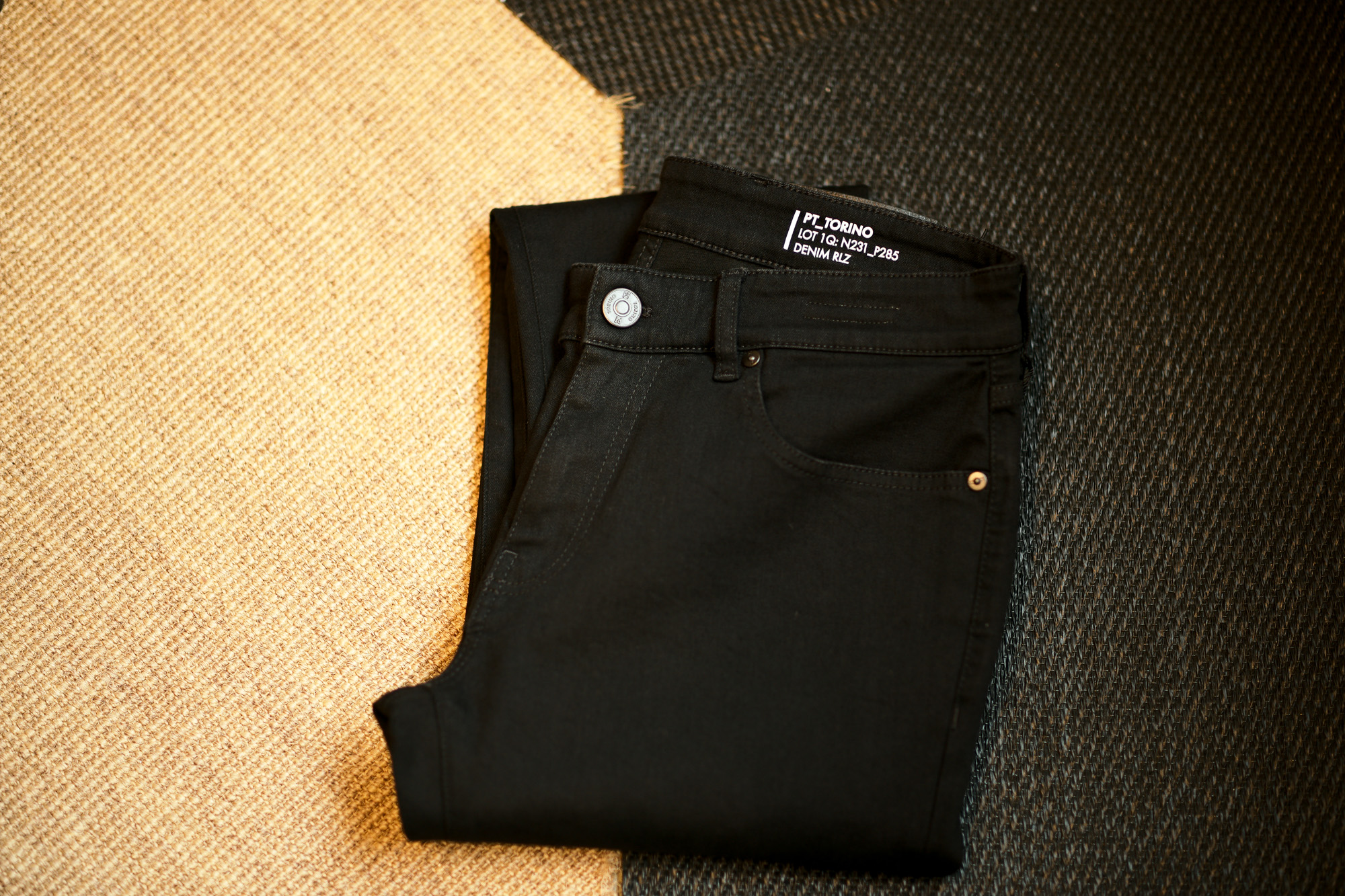 PT TORINO DENIM (ピーティートリノデニム) SWING (スイング) SUPER SLIM FIT (スーパースリムフィット) ストレッチ ワンウォッシュ デニムパンツ BLACK(ブラック・DK76) 2021 秋冬 【ご予約開始】愛知 名古屋 Alto e Diritto altoediritto アルトエデリット ブラックデニム 黒デニム 