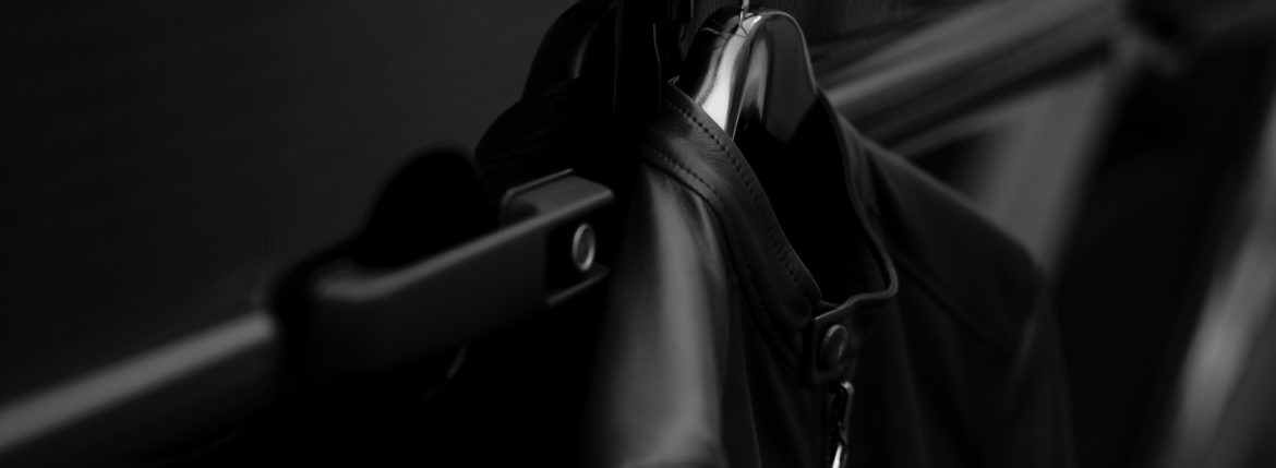ALTACRUNA (アルタクルーナ) Reversible Leather Jacket (リバーシブル レザー ジャケット) Lamb Leather (ラムレザー) レザー × ナイロン リバーシブル シングルライダースジャケット NERO (ブラック・0010) Made in italy (イタリア製) 2021 春夏のイメージ