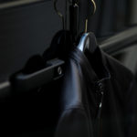 ALTACRUNA (アルタクルーナ) Reversible Leather Jacket (リバーシブル レザー ジャケット) Lamb Leather (ラムレザー) レザー × ナイロン リバーシブル シングルライダースジャケット NERO (ブラック・0010) Made in italy (イタリア製) 2021 春夏のイメージ