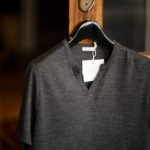 nomiamo (ノミアモ) Key Neck T-shirt 60/1 Super 100’s Wool ウォッシャブルウール キーネックTシャツ CHARCOALGRAY (チャコールグレー) 2021 春夏 【Alto e Diritto別注】【Special限定モデル】【ご予約受付中】のイメージ