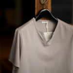 nomiamo (ノミアモ) SUPIMA 80/1 Key Neck T-shirt スーピマコットン キーネック Tシャツ GREGE (グレージュ) 2021 春夏 【Alto e Diritto別注】【Special限定モデル】【ご予約受付中】のイメージ