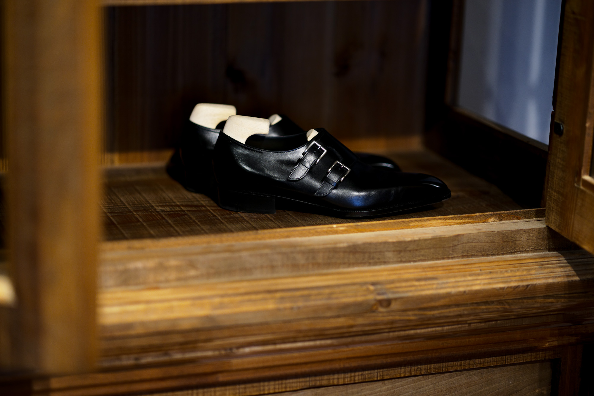 Yohei Fukuda // Double Monk Strap Shoes BLACK 【Bespoke】ヨーヘイフクダ 福田洋平 ビスポークシューズ オーダー会 受注会 名古屋 受注会開催 オーダー会開催 ダブルモンクストラップシューズ ドレスシューズ ブラック 仮縫い 完成 福田洋平 Yohei Fukuda　東京都港区北青山2-12-27 BAL青山2F　既製靴　ビスポークシューズ ビスポーク 受注会 オーダー会 ダブルモンク テディベア Yohei Fukuda learned shoemaking in Northamptonshire, the traditional home of English shoemaking, followed by a local apprenticeship and then work for several years for London firms.After returning to Japan he founded Yohei Fukuda in Tokyo in 2008. Since its founding the workshop has grown and now has 4 additional craftsmen, each driven by the same passion for shoemaking and dedication to quality for which Yohei Fukuda shoes are known.At Yohei Fukuda the aim is to create classically styled shoes of the highest quality that will be of value to their owners for many years. By using the finest materials and time-tested techniques of traditional bespoke shoemaking, we hope to make shoes of timeless elegance.名だたるビスポーク・シューメーカーで靴作りを手がけてきた福田洋平が2008年に設立した「Yohei Fukuda」の公式オンラインショップ。伝統的な英国靴の仕立てを継承しつつ、ミリ単位にまでこだわる日本人ならではの感性で、モダン