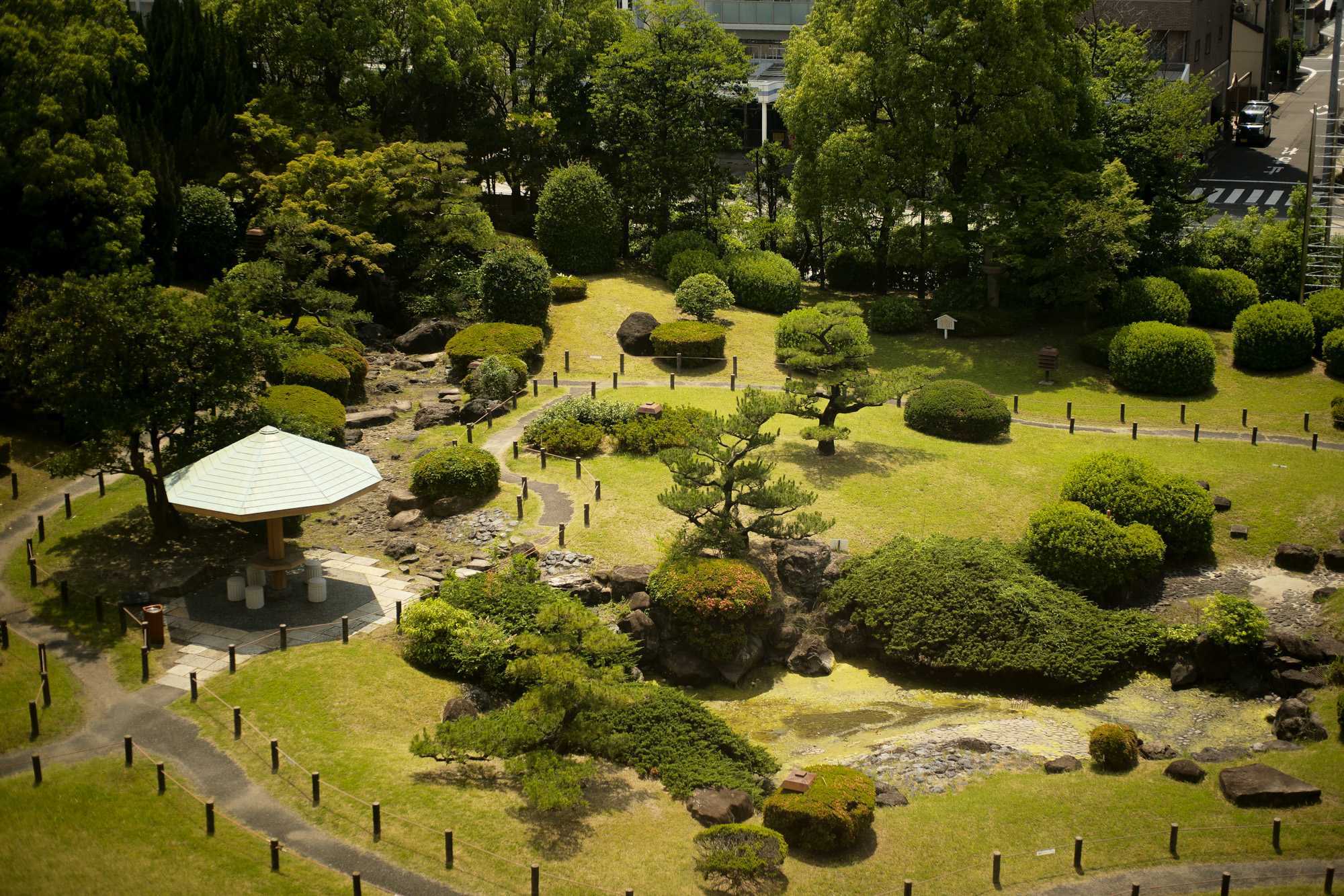 名古屋市博物館 NAGOYA CITY MUSEUM 尾張の歴史  常設展 伊勢湾をひかえた肥沃な濃尾平野には、旧石器時代から人々がくらし、さまざまな営みがなされてきました。その歴史を、今私たちの手に残された「もの」によって、解き明かそうとしたのが、この常設展「尾張の歴史」です。 狩猟・採集の時代 稲作のはじまった頃 古墳とその時代 古代の尾張 窯業 中世の尾張 尾張の統一と信長・秀吉 尾張藩の成立 城下町の人々 近世尾張の文化 幕末維新の尾張 名古屋市の成立と近代産業 近代のくらしと文化 戦争と市民 なりわい まつり 