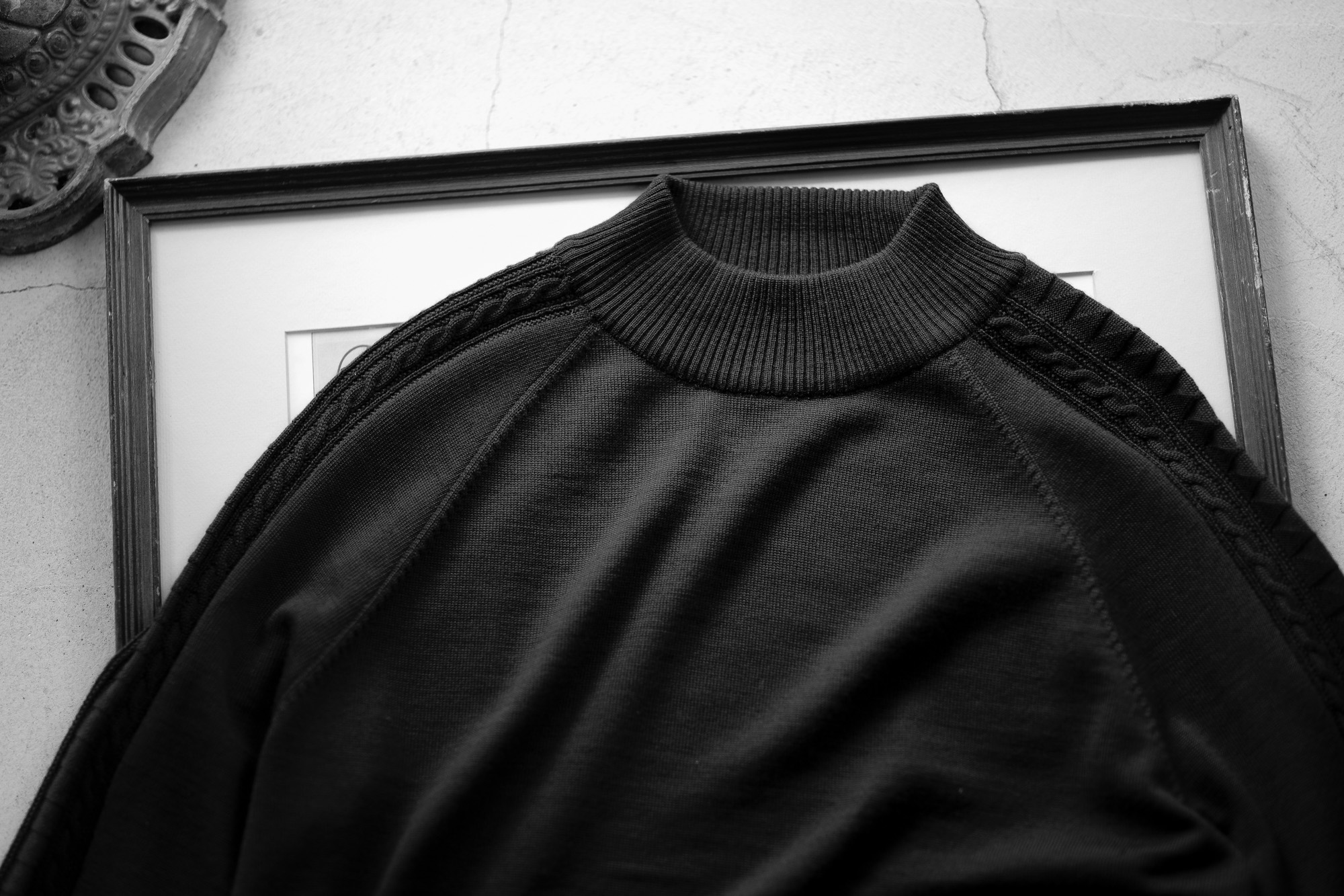 RIVORA SIDE CABLE Mock Neck Pull-Over BLACK 2021Aw 【Alto e Diritto 別注】【Special Model】 RIVORA (リヴォラ) SIDE CABLE Mock Neck Pull-Over (サイドケーブル モックネック プルオーバー) SUPER120s Wool サイドケーブル ウール モックネック セーター MADE IN JAPAN (日本製)  BLACK (ブラック・010) 愛知 名古屋 altoediritto アルトエデリット 