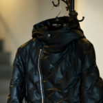 ISAMU KATAYAMA BACKLASH The Line (イサムカタヤマ バックラッシュ ザ・ライン) GUIDI CALF DOWN JACKET T-232 (グイディ カーフ ダウンジャケット) 925 STERLING SILVER (925 スターリングシルバー) レザー ダウン ジャケット BLACK (ブラック) MADE IN JAPAN (日本製) 2021 秋冬新作のイメージ