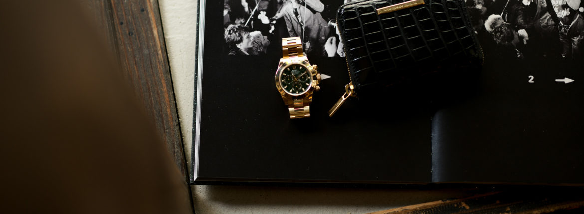 ROLEX "COSMOGRAPH DAYTONA 116508" × Georges de Patricia "Phantom Crocodile 18K GOLD" ロレックス デイトナ グリーンダイヤル ジョルジュドパトリシア ファントムクロコダイル 18Kゴールド ウォレット ショートウォレット 財布 Sex Pistols セックス・ピストルズ セックス・ピストルズ (英語: Sex Pistols) は、イングランド出身のパンク・ロックバンド。1970年代後半にロンドンで勃興した、パンク/ニュー・ウェイヴ・ムーヴメントを代表する象徴的グループ。自国の王室・政府・大手企業などを攻撃した歌詞など、反体制派のスタイルが特徴[2]。また、活動期間は短命ながら、後世のミュージック・シーンやファッション界にも多大な影響を与えた。2006年『ロックの殿堂』入り。ローリング・ストーン誌選出「歴史上最も偉大な100組のアーティスト」第60位。