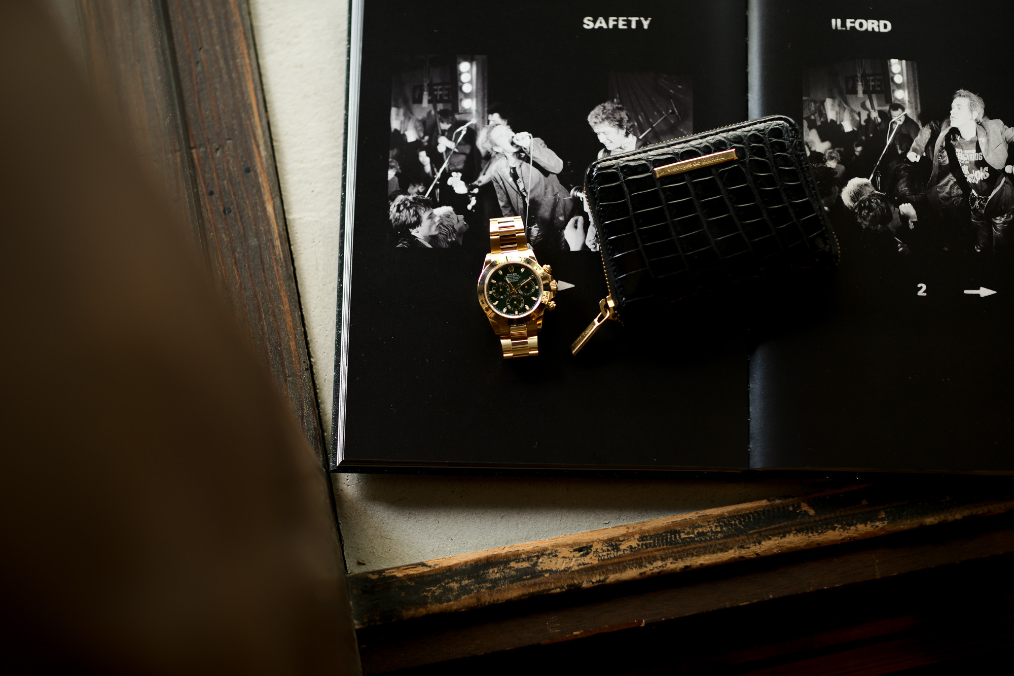 ROLEX "COSMOGRAPH DAYTONA 116508" × Georges de Patricia "Phantom Crocodile 18K GOLD" ロレックス デイトナ グリーンダイヤル ジョルジュドパトリシア ファントムクロコダイル 18Kゴールド ウォレット ショートウォレット 財布 Sex Pistols セックス・ピストルズ セックス・ピストルズ (英語: Sex Pistols) は、イングランド出身のパンク・ロックバンド。1970年代後半にロンドンで勃興した、パンク/ニュー・ウェイヴ・ムーヴメントを代表する象徴的グループ。自国の王室・政府・大手企業などを攻撃した歌詞など、反体制派のスタイルが特徴[2]。また、活動期間は短命ながら、後世のミュージック・シーンやファッション界にも多大な影響を与えた。2006年『ロックの殿堂』入り。ローリング・ストーン誌選出「歴史上最も偉大な100組のアーティスト」第60位。