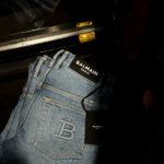 BALMAIN（バルマン）SKINNY COTTON SLIM CUT JEANS (スキニー コットン スリムカット ジーンズ) ストレッチ スキニー デニムパンツ BLUE (ブルー) MADE IN JAPAN (日本製) 2021秋冬のイメージ