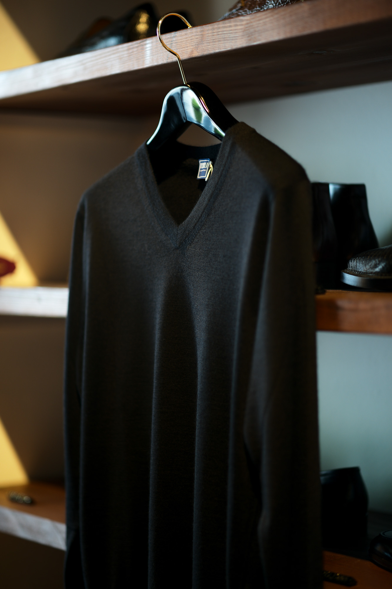 FEDELI (フェデリ) Silk Cashmere V Neck Sweater シルクカシミア Vネック セーター BLACK (ブラック・9) made in italy (イタリア製) 2021 秋冬新作 【入荷しました】【フリー分発売開始】Alto e Diritto altoediritto アルトエデリット 愛知 名古屋 シルカシ Vネックニット