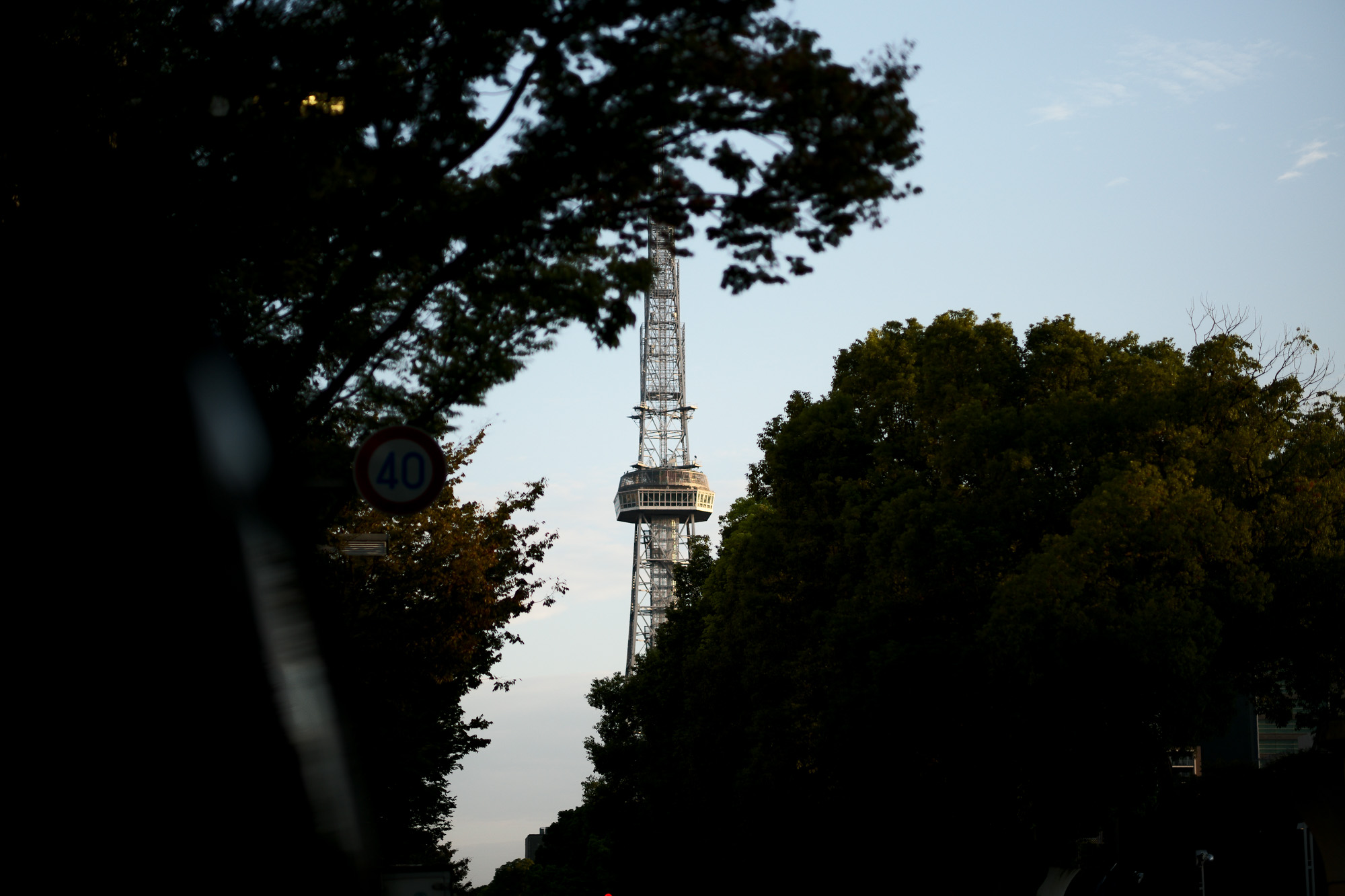 9/30 Not Banksy ノットバンクシー BANKSY バンクシー 我々の敵はあなたの敵じゃない   共に生きよう LEICA // APO-SUMMICRON-M f2/35mm ASPH. ライカ アポ・ズミクロンM f2/35mm ASPH. 愛知 名古屋 Alto e Diritto altoediritto アルトエデリット 世界最高峰のレンズと称賛され続けているライカMレンズにおいて、アポ・ズミクロンM f2/35mm ASPH.もそのMレンズの名にふさわしい優れた性能を誇ります。さらに、アポ・ズミクロンMシリーズのレンズとしてはもちろんのこと、これまでにない新しいタイプのMレンズとして目をひく存在でもあります。その特長は、Mレンズの中で最短で唯一ともいえる最短撮影距離と、きわめてシャープな描写力、美しいボケ味、そして開放F値F2という明るさにあります。ドイツならではの高度な製造技術が生み出したこのレンズを活用すれば、M型カメラはもとより、「ライカSL2」や「ライカSL2-S」でも、優れた描写力を活用してあらゆるシーンでの撮影が楽しめます。 光学系の設計に全撮影距離で高画質が得られるフローティングシステムを採用しているため、近距離撮影でも高い描写力を発揮しながら、Mレンズでは唯一となるわずか30cmという最短撮影距離を実現しています。フォーカスリングの回転角は300°ときわめて大きく、最短撮影距離が短くなっているにも関わらず緻密なピント合わせが可能です。開放値はF2.0という明るさで、クリエイティブな作品づくりも多彩に楽しめます。その時々の貴重な瞬間を、ライカらしい高品位な写真として記録することができます。イギリスの写真家ヒュー・ジョン氏は、ポートレート撮影でもアポ・ズミクロンM f2/35mm ASPH.が威力を発揮することを実感しました。「被写界深度がこれほど浅くなるとは驚きました。まつげの部分が驚くほどシャープに描写され、そこから徐々にボケていく。これは元のサイズのまま一部をトリミングしたものですが、85mm、いや、105mmのレンズで撮影したかのような仕上がりです！」「アポ・ズミクロンM f2/35mm ASPH.は、美しいボケ味でポートレート写真に新たな可能性をもたらすレンズですね。それに接写もこなせるので、まさにオールラウンドな1本だと言えます。色の再現性も絶妙で、シャープな解像感も素晴らしい。これさえあれば他のレンズはいらないと言ってもいいかもしれません！」2021年8月18日 Leica Nagoya ライカ松坂屋名古屋店 ライカ名古屋 460-8430 愛知県中区栄3-16-1 松坂屋名古屋店 北館3Ｆ 052-264-2840 入鹿池　いるかいけ 名古屋近郊のボート釣りのメッカ 愛知県犬山市の入鹿、飛騨木曽川国定公園内にある人工の農業用ため池 わかさぎ釣り・ブラックバス釣りなら入鹿池にある見晴茶屋へ https://inuyama.gr.jp/miharashi.html 犬山観光情報  ワカサギやブラックバス釣りのメッカとして知られる入鹿池 ブラックバス釣果 犬山名物 でんがく 五平餅 見晴茶屋 愛知県犬山市堤下60 蓬ぜん 犬山 犬山口 愛知 名古屋名物 ひつまぶし http://houzen.s-d.jp/index.html 犬山城 ミシュランガイド愛知2019 あつた蓬莱軒 22年間修行 店主 うなぎ ウナギ 鰻 愛知県犬山市上坂町4-168 0568-39-5077 犬山市観光協会 ミシュラン 博多串焼き 八乃助  焼き鳥 焼鳥 愛知 名古屋 とみやBLOG 富屋酒店 とみやBLOG ライカ LEICA LEICA M10-p ASC100 EDITION ライカM10-P ズミルックス 2021年7月27日 煖 MEI メイ イタリアン 国際センター 名古屋市西区那古野1-23-2 四間道糸重3 mei-nagoya.com shikemichi サンタキアラ Santa Chiara コース 18時一斉スタート きのこ キノコ 森内敬子　モーゼ十戒　ナナツモリピノノワール 2016 pinot noir ドメーヌタカヒコ 曽我貴彦 北海道余市郡余市町登町1395  ワイン名古屋市東区徳川町　天然キノコ MEI 那古野 ネコ 猫　にゃんこ 愛知 名古屋 Alto e Diritto altoediritto アルトエデリット カウンター7席 えごま　味噌カツ ミソカツ みそかつ とんかつ 東別院 〒460-0021 愛知県名古屋市中区平和2丁目16-15 052-323-0963  鶴舞線のガード下にあるトンカツの美味しいお店 みそかつ えごま　和食 美奈登 ミナト 老舗焼肉店 神宮前/焼肉 レトロ モクモク 味噌ダレ とんちゃん 熱田 ホルモン ヤキニク とんねるず ペレ きたなシュラン 懐かし 名鉄堀田駅から徒歩20分 瑞穂区 〒467-0879 愛知県名古屋市瑞穂区平郷町2-6-2 LA VAGABONDE ラ・ヴァガボンド フレンチ フランス料理 鶴舞 ラヴァカボンド chef ryousuke iwamoto 岩本龍介 予約のとれないフレンチ 名店 美食家 放浪者 旅人 愛知県名古屋市中区千代田2丁目14-24 キャノンピア鶴舞 1F 愛知 名古屋 Alto e Diritto altoediritto アルトエデリット 超絶フレンチ ドレスコード ディナー STEAK HOUSE Beef Okuma ステーキハウス ビーフオークマ 名古屋店 霜降り黒毛和牛 サーロイン フィレ シャトーブリアン 仙台牛 宮城牛 近江牛 150g 200g ハンバーグ 松坂屋 名古屋店 愛知　名古屋 Alto e Diritto altoediritto  GW休暇 Alto e Diritto アルトエデリット altoediritto 愛知 名古屋 ゴールデンウィーク 休暇 炭火焼肉 煖  だん ダン 愛知 名古屋 焼き肉  名駅店 瑞穂本店 Alto e Diritto altoediritto アルトエデリット 夢 希望 Dream FREEMASONRY フリーメーソン AUDEMARS PIGUET オーデマピゲ SEX PISTOLS セックスピストルズ JOY DIVISION ジョイディヴィジョン DAVID BOWIE デヴィットボーウィ THE VELVET UNDERGROUND ザベルベットアンダーグラウンド THE ROLLING STONES ザローリングストーンズ QUEEN クイーン LED ZEPPELIN レッドツェッペリン Alto e Diritto アルトエデリット 愛知 名古屋 Italy MOORER ムーレー / BELVEST ベルベスト / ISAIA イザイア / LUCA GRASSIA ルカグラシア / Alfredo Rifugio アルフレードリフージオ / LARDINI ラルディーニ / De Petrillo デ・ペトリロ / TAGLIATORE タリアトーレ / Sealup シーラップ / EMMETI エンメティ / CINQUANTA チンクアンタ / SILENCE サイレンス / MOLEC モレック / Finamore フィナモレ / ORIAN オリアン / AVINO Laboratorio Napoletano アヴィーノ / INCOTEX インコテックス / INCOTEX SLACKS インコテックススラックス / PT TORINO ピーティートリノ / BERWICH ベルウィッチ / VIGANO ヴィガーノ / RICHARD J.BROWN リチャードJブラウン / FEDELI フェデーリ / MANRICO CASHMERE マンリコカシミヤ / ZANONE ザノーネ / Cruciani クルチアーニ / GRAN SASSO グランサッソ / Settefili Cashmere セッテフィーリカシミア / Girelli Bruni ジレリブルーニ / ENZO BONAFE エンツォボナフェ / FERRANTE フェランテ / GHOUD ゴード / ACATE アカーテ / Cisei シセイ / STEFANO RICCI ステファノリッチ / ALPO アル France Georges de Patricia ジョルジュドパトリシア / SAINT LAURENTサンローラン / CELINE セリーヌ / AUBERCY オーベルシー / lucien pellat-finet ルシアンペラフィネ / NATIONAL STANDARD ナショナルスタンダー U.S.A. South Paradiso Leather サウスパラディソ / JACQUESMARIEMAGE ジャックマリーマージュ / MARC MARMEL マークマーメル / WHITE'S BOOTS ホワイツブーツ / JUTTA NEUMANN ユッタニューマン England GRENFELL グレンフェル / J&M DAVIDSON ジェイアンドエムディヴィッドソン / JAMES GROSE ジェームスグロース / JOHN SMEDLEY ジョンスメドレー / Johnstons ジョンストンズ Other FIXER フィクサー / cuervo bopoha クエルボ ヴァローナ / BACKLASH The Line バックラッシュ ザライン / RIVORA リヴォラ / C.QP / Order Suit オーダースーツ 愛知 名古屋 Alto e Diritto altoediritto アルトエデリット