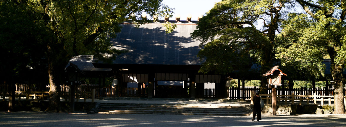 ATSUTA JINGU ///【LEICA M10 + APO-SUMMICRON-M f2/35mm ASPH.】 熱田神宮 ライカM10 アポズミクロン 2021 October.27 21年目スタート 21年目からは楽しくゆっくりすごしてゆけたらなと思ってます ジョーストラマー 「10.26(tue)」,「10.27(wed)」 お休みとなります Thames LONDON / HERBIE YAMAGUCHI 1983 テムズ川 ロンドン ハービー山口 1983年 イギリス England イングランド 写真家 写真 Not Banksy ノットバンクシー BANKSY バンクシー 我々の敵はあなたの敵じゃない 共に生きよう LEICA // APO-SUMMICRON-M f2/35mm ASPH. ライカ アポ・ズミクロンM f2/35mm ASPH. 愛知 名古屋 Alto e Diritto altoediritto アルトエデリット 世界最高峰のレンズと称賛され続けているライカMレンズにおいて、アポ・ズミクロンM f2/35mm ASPH.もそのMレンズの名にふさわしい優れた性能を誇ります。さらに、アポ・ズミクロンMシリーズのレンズとしてはもちろんのこと、これまでにない新しいタイプのMレンズとして目をひく存在でもあります。その特長は、Mレンズの中で最短で唯一ともいえる最短撮影距離と、きわめてシャープな描写力、美しいボケ味、そして開放F値F2という明るさにあります。ドイツならではの高度な製造技術が生み出したこのレンズを活用すれば、M型カメラはもとより、「ライカSL2」や「ライカSL2-S」でも、優れた描写力を活用してあらゆるシーンでの撮影が楽しめます。 光学系の設計に全撮影距離で高画質が得られるフローティングシステムを採用しているため、近距離撮影でも高い描写力を発揮しながら、Mレンズでは唯一となるわずか30cmという最短撮影距離を実現しています。フォーカスリングの回転角は300°ときわめて大きく、最短撮影距離が短くなっているにも関わらず緻密なピント合わせが可能です。開放値はF2.0という明るさで、クリエイティブな作品づくりも多彩に楽しめます。その時々の貴重な瞬間を、ライカらしい高品位な写真として記録することができます。イギリスの写真家ヒュー・ジョン氏は、ポートレート撮影でもアポ・ズミクロンM f2/35mm ASPH.が威力を発揮することを実感しました。「被写界深度がこれほど浅くなるとは驚きました。まつげの部分が驚くほどシャープに描写され、そこから徐々にボケていく。これは元のサイズのまま一部をトリミングしたものですが、85mm、いや、105mmのレンズで撮影したかのような仕上がりです！」「アポ・ズミクロンM f2/35mm ASPH.は、美しいボケ味でポートレート写真に新たな可能性をもたらすレンズですね。それに接写もこなせるので、まさにオールラウンドな1本だと言えます。色の再現性も絶妙で、シャープな解像感も素晴らしい。これさえあれば他のレンズはいらないと言ってもいいかもしれません！」2021年8月18日 Leica Nagoya ライカ松坂屋名古屋店 ライカ名古屋 460-8430 愛知県中区栄3-16-1 松坂屋名古屋店 北館3Ｆ 052-264-2840 入鹿池　いるかいけ 名古屋近郊のボート釣りのメッカ 愛知県犬山市の入鹿、飛騨木曽川国定公園内にある人工の農業用ため池 わかさぎ釣り・ブラックバス釣りなら入鹿池にある見晴茶屋へ https://inuyama.gr.jp/miharashi.html 犬山観光情報 ワカサギやブラックバス釣りのメッカとして知られる入鹿池 ブラックバス釣果 犬山名物 でんがく 五平餅 見晴茶屋 愛知県犬山市堤下60 蓬ぜん 犬山 犬山口 愛知 名古屋名物 ひつまぶし http://houzen.s-d.jp/index.html 犬山城 ミシュランガイド愛知2019 あつた蓬莱軒 22年間修行 店主 うなぎ ウナギ 鰻 愛知県犬山市上坂町4-168 0568-39-5077 犬山市観光協会 ミシュラン 博多串焼き 八乃助 焼き鳥 焼鳥 愛知 名古屋 とみやBLOG 富屋酒店 とみやBLOG ライカ LEICA LEICA M10-p ASC100 EDITION ライカM10-P ズミルックス 2021年7月27日 煖 MEI メイ イタリアン 国際センター 名古屋市西区那古野1-23-2 四間道糸重3 mei-nagoya.com shikemichi サンタキアラ Santa Chiara コース 18時一斉スタート きのこ キノコ 森内敬子　モーゼ十戒　ナナツモリピノノワール 2016 pinot noir ドメーヌタカヒコ 曽我貴彦 北海道余市郡余市町登町1395 ワイン名古屋市東区徳川町　天然キノコ MEI 那古野 ネコ 猫　にゃんこ 愛知 名古屋 Alto e Diritto altoediritto アルトエデリット カウンター7席 えごま　味噌カツ ミソカツ みそかつ とんかつ 東別院 〒460-0021 愛知県名古屋市中区平和2丁目16-15 052-323-0963 鶴舞線のガード下にあるトンカツの美味しいお店 みそかつ えごま　和食 美奈登 ミナト 老舗焼肉店 神宮前/焼肉 レトロ モクモク 味噌ダレ とんちゃん 熱田 ホルモン ヤキニク とんねるず ペレ きたなシュラン 懐かし 名鉄堀田駅から徒歩20分 瑞穂区 〒467-0879 愛知県名古屋市瑞穂区平郷町2-6-2 LA VAGABONDE ラ・ヴァガボンド フレンチ フランス料理 鶴舞 ラヴァカボンド chef ryousuke iwamoto 岩本龍介 予約のとれないフレンチ 名店 美食家 放浪者 旅人 愛知県名古屋市中区千代田2丁目14-24 キャノンピア鶴舞 1F 愛知 名古屋 Alto e Diritto altoediritto アルトエデリット 超絶フレンチ ドレスコード ディナー STEAK HOUSE Beef Okuma ステーキハウス ビーフオークマ 名古屋店 霜降り黒毛和牛 サーロイン フィレ シャトーブリアン 仙台牛 宮城牛 近江牛 150g 200g ハンバーグ 松坂屋 名古屋店 愛知　名古屋 Alto e Diritto altoediritto GW休暇 Alto e Diritto アルトエデリット altoediritto 愛知 名古屋 ゴールデンウィーク 休暇 炭火焼肉 煖 だん ダン 愛知 名古屋 焼き肉 名駅店 瑞穂本店 Alto e Diritto altoediritto アルトエデリット 夢 希望 Dream FREEMASONRY フリーメーソン AUDEMARS PIGUET オーデマピゲ SEX PISTOLS セックスピストルズ JOY DIVISION ジョイディヴィジョン DAVID BOWIE デヴィットボーウィ THE VELVET UNDERGROUND ザベルベットアンダーグラウンド THE ROLLING STONES ザローリングストーンズ QUEEN クイーン LED ZEPPELIN レッドツェッペリン Alto e Diritto アルトエデリット 愛知 名古屋 Italy MOORER ムーレー / BELVEST ベルベスト / ISAIA イザイア / LUCA GRASSIA ルカグラシア / Alfredo Rifugio アルフレードリフージオ / LARDINI ラルディーニ / De Petrillo デ・ペトリロ / TAGLIATORE タリアトーレ / Sealup シーラップ / EMMETI エンメティ / CINQUANTA チンクアンタ / SILENCE サイレンス / MOLEC モレック / Finamore フィナモレ / ORIAN オリアン / AVINO Laboratorio Napoletano アヴィーノ / INCOTEX インコテックス / INCOTEX SLACKS インコテックススラックス / PT TORINO ピーティートリノ / BERWICH ベルウィッチ / VIGANO ヴィガーノ / RICHARD J.BROWN リチャードJブラウン / FEDELI フェデーリ / MANRICO CASHMERE マンリコカシミヤ / ZANONE ザノーネ / Cruciani クルチアーニ / GRAN SASSO グランサッソ / Settefili Cashmere セッテフィーリカシミア / Girelli Bruni ジレリブルーニ / ENZO BONAFE エンツォボナフェ / FERRANTE フェランテ / GHOUD ゴード / ACATE アカーテ / Cisei シセイ / STEFANO RICCI ステファノリッチ / ALPO アル France Georges de Patricia ジョルジュドパトリシア / SAINT LAURENTサンローラン / CELINE セリーヌ / AUBERCY オーベルシー / lucien pellat-finet ルシアンペラフィネ / NATIONAL STANDARD ナショナルスタンダー U.S.A. South Paradiso Leather サウスパラディソ / JACQUESMARIEMAGE ジャックマリーマージュ / MARC MARMEL マークマーメル / WHITE'S BOOTS ホワイツブーツ / JUTTA NEUMANN ユッタニューマン England GRENFELL グレンフェル / J&M DAVIDSON ジェイアンドエムディヴィッドソン / JAMES GROSE ジェームスグロース / JOHN SMEDLEY ジョンスメドレー / Johnstons ジョンストンズ Other FIXER フィクサー / cuervo bopoha クエルボ ヴァローナ / BACKLASH The Line バックラッシュ ザライン / RIVORA リヴォラ / C.QP / Order Suit オーダースーツ 愛知 名古屋 Alto e Diritto altoediritto アルトエデリット