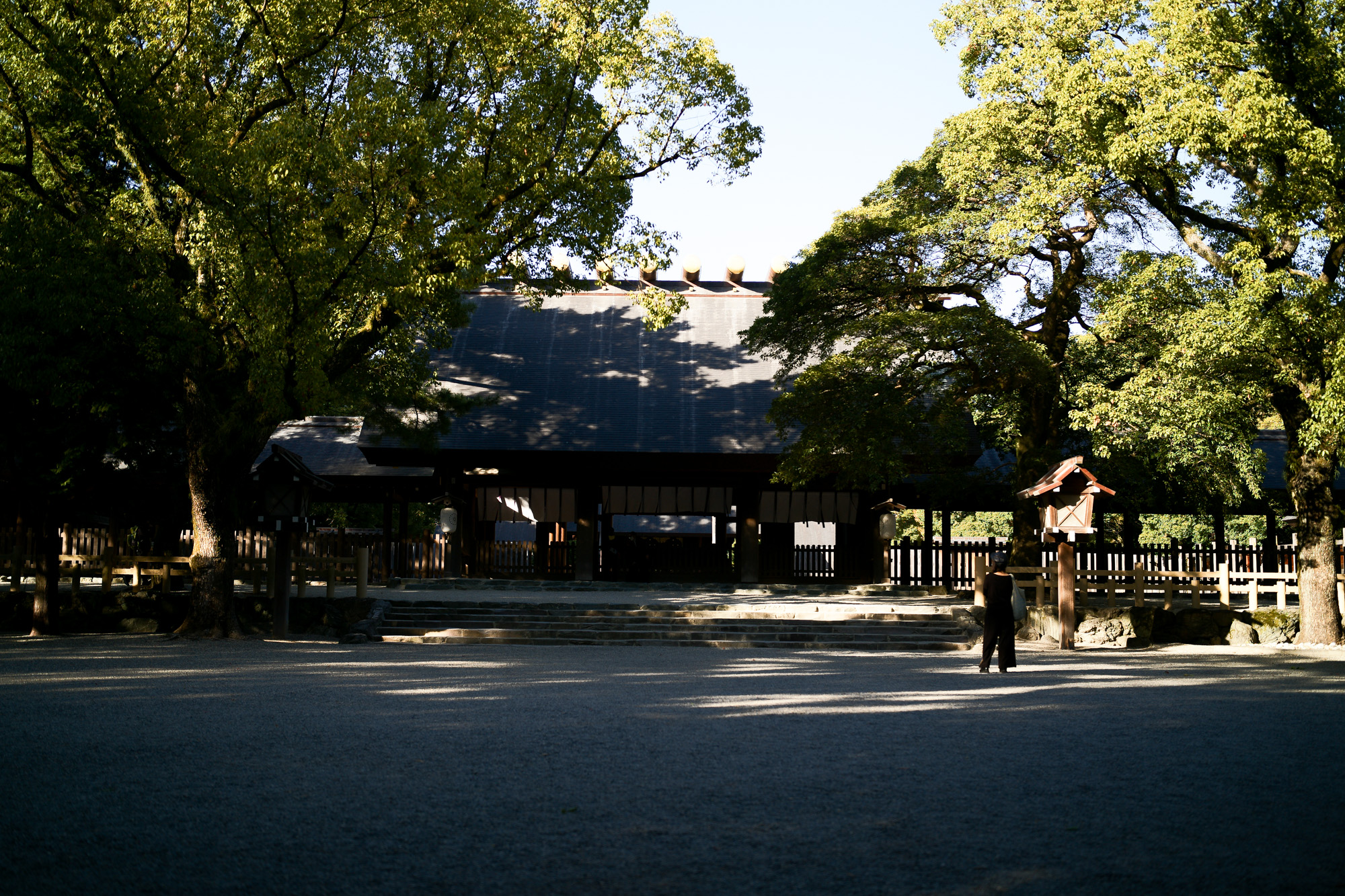 ATSUTA JINGU ///【LEICA M10 + APO-SUMMICRON-M f2/35mm ASPH.】 熱田神宮 ライカM10 アポズミクロン 2021 October.27 21年目スタート 21年目からは楽しくゆっくりすごしてゆけたらなと思ってます ジョーストラマー 「10.26(tue)」,「10.27(wed)」 お休みとなります Thames LONDON / HERBIE YAMAGUCHI 1983 テムズ川 ロンドン ハービー山口 1983年 イギリス England イングランド 写真家 写真 Not Banksy ノットバンクシー BANKSY バンクシー 我々の敵はあなたの敵じゃない   共に生きよう LEICA // APO-SUMMICRON-M f2/35mm ASPH. ライカ アポ・ズミクロンM f2/35mm ASPH. 愛知 名古屋 Alto e Diritto altoediritto アルトエデリット 世界最高峰のレンズと称賛され続けているライカMレンズにおいて、アポ・ズミクロンM f2/35mm ASPH.もそのMレンズの名にふさわしい優れた性能を誇ります。さらに、アポ・ズミクロンMシリーズのレンズとしてはもちろんのこと、これまでにない新しいタイプのMレンズとして目をひく存在でもあります。その特長は、Mレンズの中で最短で唯一ともいえる最短撮影距離と、きわめてシャープな描写力、美しいボケ味、そして開放F値F2という明るさにあります。ドイツならではの高度な製造技術が生み出したこのレンズを活用すれば、M型カメラはもとより、「ライカSL2」や「ライカSL2-S」でも、優れた描写力を活用してあらゆるシーンでの撮影が楽しめます。 光学系の設計に全撮影距離で高画質が得られるフローティングシステムを採用しているため、近距離撮影でも高い描写力を発揮しながら、Mレンズでは唯一となるわずか30cmという最短撮影距離を実現しています。フォーカスリングの回転角は300°ときわめて大きく、最短撮影距離が短くなっているにも関わらず緻密なピント合わせが可能です。開放値はF2.0という明るさで、クリエイティブな作品づくりも多彩に楽しめます。その時々の貴重な瞬間を、ライカらしい高品位な写真として記録することができます。イギリスの写真家ヒュー・ジョン氏は、ポートレート撮影でもアポ・ズミクロンM f2/35mm ASPH.が威力を発揮することを実感しました。「被写界深度がこれほど浅くなるとは驚きました。まつげの部分が驚くほどシャープに描写され、そこから徐々にボケていく。これは元のサイズのまま一部をトリミングしたものですが、85mm、いや、105mmのレンズで撮影したかのような仕上がりです！」「アポ・ズミクロンM f2/35mm ASPH.は、美しいボケ味でポートレート写真に新たな可能性をもたらすレンズですね。それに接写もこなせるので、まさにオールラウンドな1本だと言えます。色の再現性も絶妙で、シャープな解像感も素晴らしい。これさえあれば他のレンズはいらないと言ってもいいかもしれません！」2021年8月18日 Leica Nagoya ライカ松坂屋名古屋店 ライカ名古屋 460-8430 愛知県中区栄3-16-1 松坂屋名古屋店 北館3Ｆ 052-264-2840 入鹿池　いるかいけ 名古屋近郊のボート釣りのメッカ 愛知県犬山市の入鹿、飛騨木曽川国定公園内にある人工の農業用ため池 わかさぎ釣り・ブラックバス釣りなら入鹿池にある見晴茶屋へ https://inuyama.gr.jp/miharashi.html 犬山観光情報  ワカサギやブラックバス釣りのメッカとして知られる入鹿池 ブラックバス釣果 犬山名物 でんがく 五平餅 見晴茶屋 愛知県犬山市堤下60 蓬ぜん 犬山 犬山口 愛知 名古屋名物 ひつまぶし http://houzen.s-d.jp/index.html 犬山城 ミシュランガイド愛知2019 あつた蓬莱軒 22年間修行 店主 うなぎ ウナギ 鰻 愛知県犬山市上坂町4-168 0568-39-5077 犬山市観光協会 ミシュラン 博多串焼き 八乃助  焼き鳥 焼鳥 愛知 名古屋 とみやBLOG 富屋酒店 とみやBLOG ライカ LEICA LEICA M10-p ASC100 EDITION ライカM10-P ズミルックス 2021年7月27日 煖 MEI メイ イタリアン 国際センター 名古屋市西区那古野1-23-2 四間道糸重3 mei-nagoya.com shikemichi サンタキアラ Santa Chiara コース 18時一斉スタート きのこ キノコ 森内敬子　モーゼ十戒　ナナツモリピノノワール 2016 pinot noir ドメーヌタカヒコ 曽我貴彦 北海道余市郡余市町登町1395  ワイン名古屋市東区徳川町　天然キノコ MEI 那古野 ネコ 猫　にゃんこ 愛知 名古屋 Alto e Diritto altoediritto アルトエデリット カウンター7席 えごま　味噌カツ ミソカツ みそかつ とんかつ 東別院 〒460-0021 愛知県名古屋市中区平和2丁目16-15 052-323-0963  鶴舞線のガード下にあるトンカツの美味しいお店 みそかつ えごま　和食 美奈登 ミナト 老舗焼肉店 神宮前/焼肉 レトロ モクモク 味噌ダレ とんちゃん 熱田 ホルモン ヤキニク とんねるず ペレ きたなシュラン 懐かし 名鉄堀田駅から徒歩20分 瑞穂区 〒467-0879 愛知県名古屋市瑞穂区平郷町2-6-2 LA VAGABONDE ラ・ヴァガボンド フレンチ フランス料理 鶴舞 ラヴァカボンド chef ryousuke iwamoto 岩本龍介 予約のとれないフレンチ 名店 美食家 放浪者 旅人 愛知県名古屋市中区千代田2丁目14-24 キャノンピア鶴舞 1F 愛知 名古屋 Alto e Diritto altoediritto アルトエデリット 超絶フレンチ ドレスコード ディナー STEAK HOUSE Beef Okuma ステーキハウス ビーフオークマ 名古屋店 霜降り黒毛和牛 サーロイン フィレ シャトーブリアン 仙台牛 宮城牛 近江牛 150g 200g ハンバーグ 松坂屋 名古屋店 愛知　名古屋 Alto e Diritto altoediritto  GW休暇 Alto e Diritto アルトエデリット altoediritto 愛知 名古屋 ゴールデンウィーク 休暇 炭火焼肉 煖  だん ダン 愛知 名古屋 焼き肉  名駅店 瑞穂本店 Alto e Diritto altoediritto アルトエデリット 夢 希望 Dream FREEMASONRY フリーメーソン AUDEMARS PIGUET オーデマピゲ SEX PISTOLS セックスピストルズ JOY DIVISION ジョイディヴィジョン DAVID BOWIE デヴィットボーウィ THE VELVET UNDERGROUND ザベルベットアンダーグラウンド THE ROLLING STONES ザローリングストーンズ QUEEN クイーン LED ZEPPELIN レッドツェッペリン Alto e Diritto アルトエデリット 愛知 名古屋 Italy MOORER ムーレー / BELVEST ベルベスト / ISAIA イザイア / LUCA GRASSIA ルカグラシア / Alfredo Rifugio アルフレードリフージオ / LARDINI ラルディーニ / De Petrillo デ・ペトリロ / TAGLIATORE タリアトーレ / Sealup シーラップ / EMMETI エンメティ / CINQUANTA チンクアンタ / SILENCE サイレンス / MOLEC モレック / Finamore フィナモレ / ORIAN オリアン / AVINO Laboratorio Napoletano アヴィーノ / INCOTEX インコテックス / INCOTEX SLACKS インコテックススラックス / PT TORINO ピーティートリノ / BERWICH ベルウィッチ / VIGANO ヴィガーノ / RICHARD J.BROWN リチャードJブラウン / FEDELI フェデーリ / MANRICO CASHMERE マンリコカシミヤ / ZANONE ザノーネ / Cruciani クルチアーニ / GRAN SASSO グランサッソ / Settefili Cashmere セッテフィーリカシミア / Girelli Bruni ジレリブルーニ / ENZO BONAFE エンツォボナフェ / FERRANTE フェランテ / GHOUD ゴード / ACATE アカーテ / Cisei シセイ / STEFANO RICCI ステファノリッチ / ALPO アル France Georges de Patricia ジョルジュドパトリシア / SAINT LAURENTサンローラン / CELINE セリーヌ / AUBERCY オーベルシー / lucien pellat-finet ルシアンペラフィネ / NATIONAL STANDARD ナショナルスタンダー U.S.A. South Paradiso Leather サウスパラディソ / JACQUESMARIEMAGE ジャックマリーマージュ / MARC MARMEL マークマーメル / WHITE'S BOOTS ホワイツブーツ / JUTTA NEUMANN ユッタニューマン England GRENFELL グレンフェル / J&M DAVIDSON ジェイアンドエムディヴィッドソン / JAMES GROSE ジェームスグロース / JOHN SMEDLEY ジョンスメドレー / Johnstons ジョンストンズ Other FIXER フィクサー / cuervo bopoha クエルボ ヴァローナ / BACKLASH The Line バックラッシュ ザライン / RIVORA リヴォラ / C.QP / Order Suit オーダースーツ 愛知 名古屋 Alto e Diritto altoediritto アルトエデリット