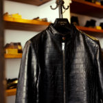 cuervo bopoha (クエルボ ヴァローナ) Satisfaction Leather Collection (サティスファクション レザー コレクション) RICHARD (リチャード) EMBOSSED CROCODILE LEATHER (エンボスクロコダイルレザー) シングル ライダース ジャケット BLACK (ブラック) MADE IN JAPAN (日本製) 2022 【Special Model】【ご予約受付中】のイメージ