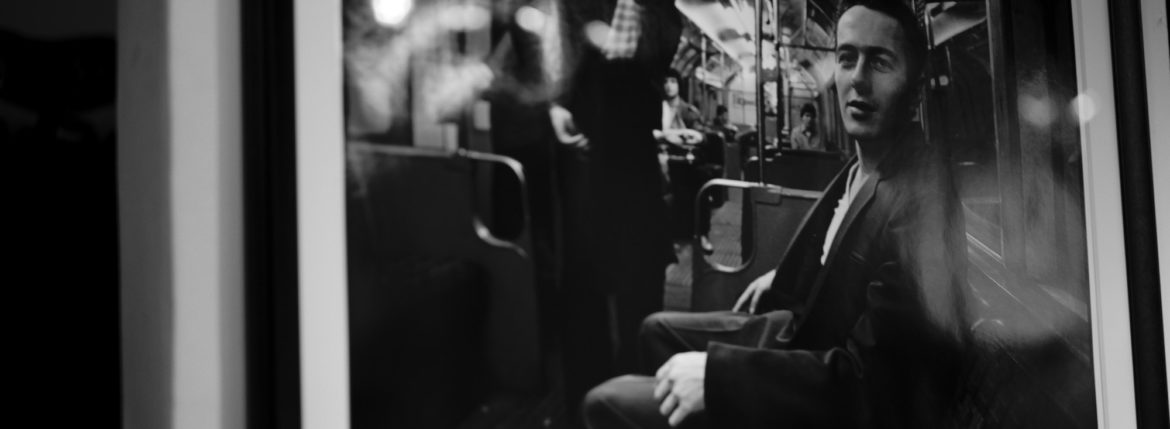 Joe on the tube LONDON / HERBIE YAMAGUCHI 1981 ジョーストラマー John Graham Mellor　ジョン・グレアム・メラー Joe Strummer パンク PUNK London is Burning ライカ LEICA ハービー山口 Johnny in the spot light LONDON / HERBIE YAMAGUCHI 1983 ジョニーロットン スポットライト ロンドン 1983年 撮影 ハービー山口 写真家 Johnny Rotten　ジョニー・ロットン John Lydon ジョン・ライドン パンク・ロックバンド、セックス・ピストルズのリード・ボーカルを務め、解散後はパブリック・イメージ・リミテッド（PiL）を結成した。 ジョニー・ロットンという名前は彼がセックス・ピストルズに加入したとき、ギタリストのスティーヴ・ジョーンズが彼の歯の汚い状態を見て「腐ってる！お前の歯、腐ってるぞ！(You're rotten! Look at you, your teeth are rotten!)」と発言したことがきっかけで彼のニックネームとなった[1]。 セックス・ピストルズセックス・ピストルズ時代 (1977年) 小学生時代とは打って変わり、中学生からのライドンは退学処分を受けるほどの不良となり、10代後半はマルコム・マクラーレン（デザイナーのヴィヴィアン・ウエストウッドが共同経営者）のブティック「Sex」に頻繁に出入りするようになる[3]。この店を溜まり場としていたライドンをリーダー格とする不良グループ“ジョンズ”は、メンバー全員の名がjohnであることから名づけられた。1975年にマクラーレンがアメリカのバンド、ニューヨーク・ドールズとの小ツアーから帰り、スティーヴ・ジョーンズやポール・クックと共に新たなバンドの結成を模索していたとき、ライドンが現れた。ライドンは「I Hate」とサインペンでなぐり書きされたピンク・フロイドのTシャツを着ており、店内でのオーディションでアリス・クーパーの「エイティーン」を歌った[3]。そしてバンドへ加入、バンド名はセックス・ピストルズに決まる。ピストルズは「アナーキー・イン・ザ・UK」や「ゴッド・セイヴ・ザ・クイーン」などの歴史的な曲を発表し、パンクの有名バンドとなった。曲は主に、メンバーのグレン・マトロックが書いていた。ピストルズの後期、ライドンは、ヘロイン中毒である親友のシド・ヴィシャスの薬物治療の手助けをするが、結局シド・ヴィシャスはヘロインをやめられずまともに演奏できる状態ではなくなった。メンバー間の不仲も頂点に達し、バンドは最悪の状態になり、1978年1月14日、アメリカツアーのサンフランシスコ最終公演を最後にライドンは脱退を表明。ラストライブの最後に「騙された気分はどうだい」と言い放っている[7][8]。脱退表明時には「ロックは死んだ」と宣言した[9]。後に、シド・ヴィシャスと恋人のナンシーは死亡している。Brian Setzer Stray Cats LONDON / HERBIE YAMAGUCHI 1981 ブライアン セッツァー ストレイキャッツ ロンドン 1981年 愛知 名古屋 Alto e Diritto altoediritto アルトエデリット ハービー山口 HERBIE YAMAGUCHI 写真家 Thames LONDON / HERBIE YAMAGUCHI 1983 テムズ川 ロンドン ハービー山口 1983年 イギリス England イングランド 写真家 写真 http://www.herbie-yamaguchi.com/ オリジナルプリント Portrait Joe 地下鉄のジョー パンク Punk 愛知 名古屋 Alto e Diritto altoediritto アルトエデリット 革ジャン レザージャケット ライダースジャケット モヒカン 鋲ジャン 1983年イギリス総選挙 イギリス名誉革命史 United Kingdom General Election, 1983 ハービー・山口は写真家、エッセイスト。 東京都大田区出身。 作家名の由来は、自身が傾倒していたジャズ・フルート奏者のハービー・マンから。山口 芳則 「LONDON AFTER THE DREAM」（流行通信社　1985）「LEICA LIVE LIFE」福山雅治写真集　（ソニーマガジンズ　1994）「代官山17番地」（アップリンク　1998）「尾崎豊」（光栄　1998）「DISTANCE」福山雅治写真集　（アミューズブックス　1999「TIMELESS IN LUXEMBOURG」　（ルクセンブルク大公国大使館　1999）「bridge22 LP」山崎まさよし×ハービー・山口（ソニーマガジンズ　2001）「LONDON CHASING THE DREAM 」（カラーフィールド　2003）「peace」（アップリンク　2003）フジテレビドラマ「優しい時間―富良野にて」（フジテレビ出版　2005）「HOPE　空、青くなる」（講談社　2003）代官山17番地