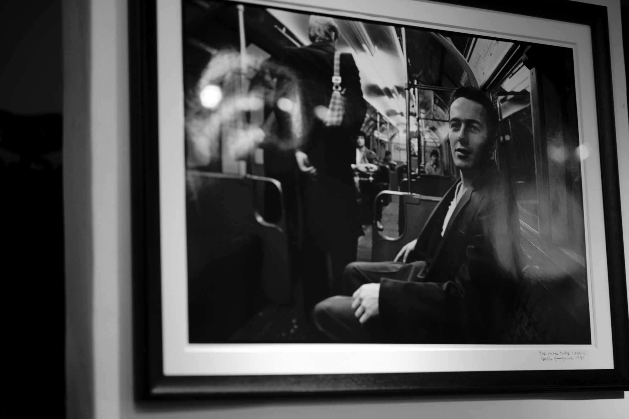 Joe on the tube LONDON / HERBIE YAMAGUCHI 1981 ジョーストラマー John Graham Mellor　ジョン・グレアム・メラー Joe Strummer パンク PUNK London is Burning ライカ LEICA ハービー山口 Johnny in the spot light LONDON / HERBIE YAMAGUCHI 1983 ジョニーロットン スポットライト ロンドン 1983年 撮影 ハービー山口 写真家 Johnny Rotten　ジョニー・ロットン John Lydon ジョン・ライドン パンク・ロックバンド、セックス・ピストルズのリード・ボーカルを務め、解散後はパブリック・イメージ・リミテッド（PiL）を結成した。 ジョニー・ロットンという名前は彼がセックス・ピストルズに加入したとき、ギタリストのスティーヴ・ジョーンズが彼の歯の汚い状態を見て「腐ってる！お前の歯、腐ってるぞ！(You're rotten! Look at you, your teeth are rotten!)」と発言したことがきっかけで彼のニックネームとなった[1]。 セックス・ピストルズセックス・ピストルズ時代 (1977年) 小学生時代とは打って変わり、中学生からのライドンは退学処分を受けるほどの不良となり、10代後半はマルコム・マクラーレン（デザイナーのヴィヴィアン・ウエストウッドが共同経営者）のブティック「Sex」に頻繁に出入りするようになる[3]。この店を溜まり場としていたライドンをリーダー格とする不良グループ“ジョンズ”は、メンバー全員の名がjohnであることから名づけられた。1975年にマクラーレンがアメリカのバンド、ニューヨーク・ドールズとの小ツアーから帰り、スティーヴ・ジョーンズやポール・クックと共に新たなバンドの結成を模索していたとき、ライドンが現れた。ライドンは「I Hate」とサインペンでなぐり書きされたピンク・フロイドのTシャツを着ており、店内でのオーディションでアリス・クーパーの「エイティーン」を歌った[3]。そしてバンドへ加入、バンド名はセックス・ピストルズに決まる。ピストルズは「アナーキー・イン・ザ・UK」や「ゴッド・セイヴ・ザ・クイーン」などの歴史的な曲を発表し、パンクの有名バンドとなった。曲は主に、メンバーのグレン・マトロックが書いていた。ピストルズの後期、ライドンは、ヘロイン中毒である親友のシド・ヴィシャスの薬物治療の手助けをするが、結局シド・ヴィシャスはヘロインをやめられずまともに演奏できる状態ではなくなった。メンバー間の不仲も頂点に達し、バンドは最悪の状態になり、1978年1月14日、アメリカツアーのサンフランシスコ最終公演を最後にライドンは脱退を表明。ラストライブの最後に「騙された気分はどうだい」と言い放っている[7][8]。脱退表明時には「ロックは死んだ」と宣言した[9]。後に、シド・ヴィシャスと恋人のナンシーは死亡している。Brian Setzer Stray Cats LONDON / HERBIE YAMAGUCHI 1981 ブライアン セッツァー ストレイキャッツ ロンドン 1981年 愛知 名古屋 Alto e Diritto altoediritto アルトエデリット ハービー山口 HERBIE YAMAGUCHI 写真家 Thames LONDON / HERBIE YAMAGUCHI 1983 テムズ川 ロンドン ハービー山口 1983年 イギリス England イングランド 写真家 写真 http://www.herbie-yamaguchi.com/ オリジナルプリント Portrait Joe 地下鉄のジョー パンク Punk 愛知 名古屋 Alto e Diritto altoediritto アルトエデリット 革ジャン レザージャケット ライダースジャケット モヒカン 鋲ジャン 1983年イギリス総選挙 イギリス名誉革命史 United Kingdom General Election, 1983 ハービー・山口は写真家、エッセイスト。 東京都大田区出身。 作家名の由来は、自身が傾倒していたジャズ・フルート奏者のハービー・マンから。山口 芳則 「LONDON AFTER THE DREAM」（流行通信社　1985）「LEICA LIVE LIFE」福山雅治写真集　（ソニーマガジンズ　1994）「代官山17番地」（アップリンク　1998）「尾崎豊」（光栄　1998）「DISTANCE」福山雅治写真集　（アミューズブックス　1999「TIMELESS IN LUXEMBOURG」　（ルクセンブルク大公国大使館　1999）「bridge22 LP」山崎まさよし×ハービー・山口（ソニーマガジンズ　2001）「LONDON CHASING THE DREAM 」（カラーフィールド　2003）「peace」（アップリンク　2003）フジテレビドラマ「優しい時間―富良野にて」（フジテレビ出版　2005）「HOPE　空、青くなる」（講談社　2003）代官山17番地